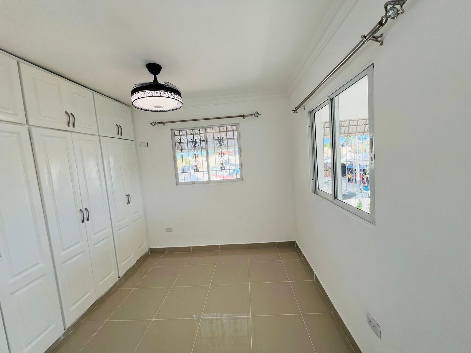 casas - venta de casa en la charles de Gaulle próximo a la sirena Santo Domingo este  5