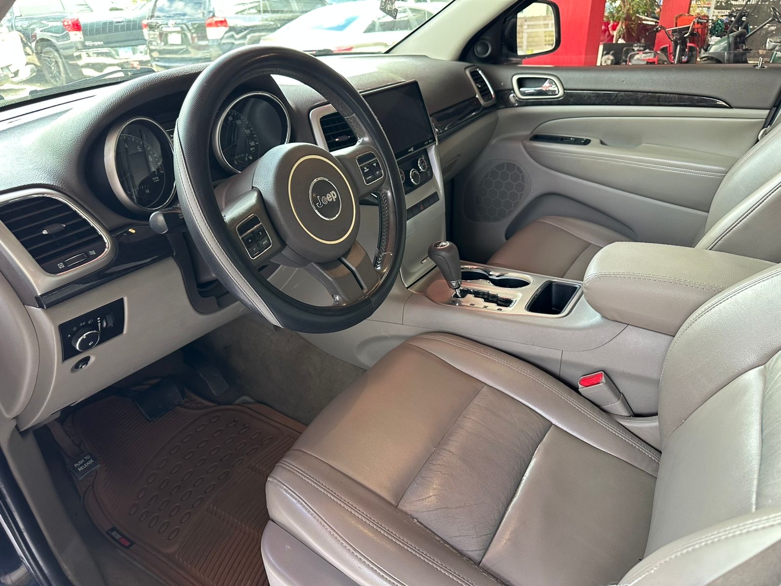 jeepetas y camionetas - JEEP GRAND CHEROKEE LAREDO 2011 4