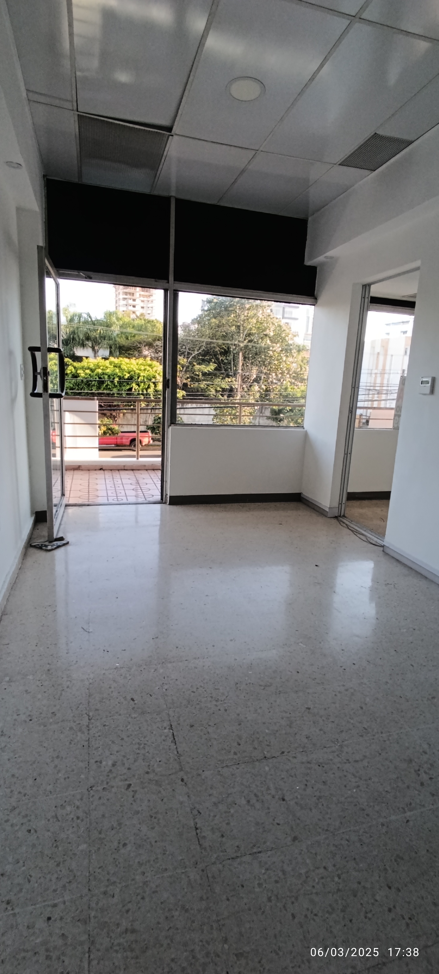 oficinas y locales comerciales - Se alquila Local en la plaza JM de la Rómulo 