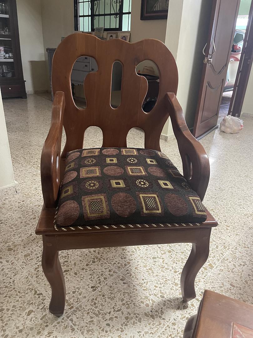 muebles y colchones - Vendo juego de 3 butacas y mesa de centro en caoba. RD$15000 4
