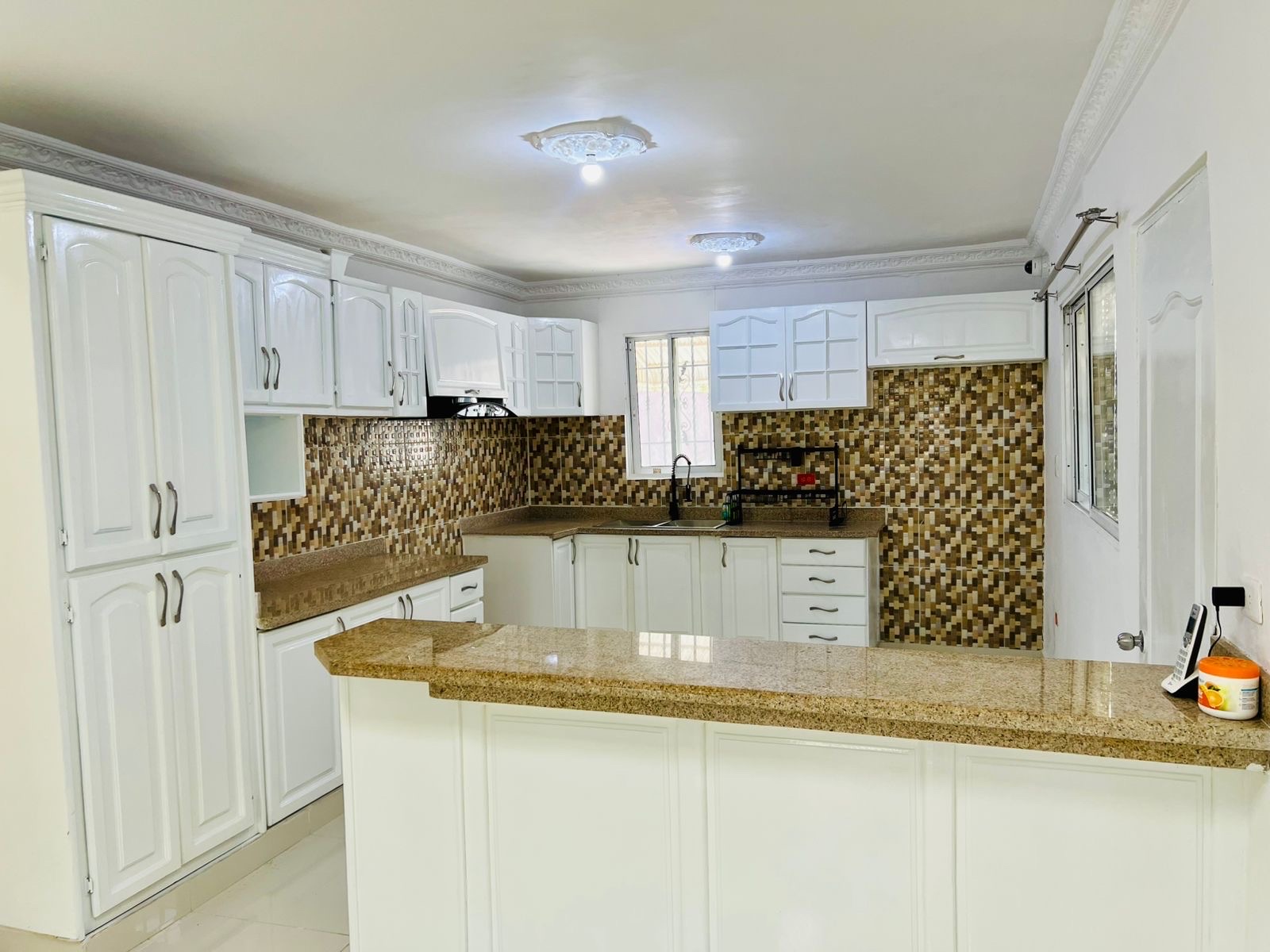 casas - venta de casa en la charles de Gaulle próximo a la sirena Santo Domingo este  2