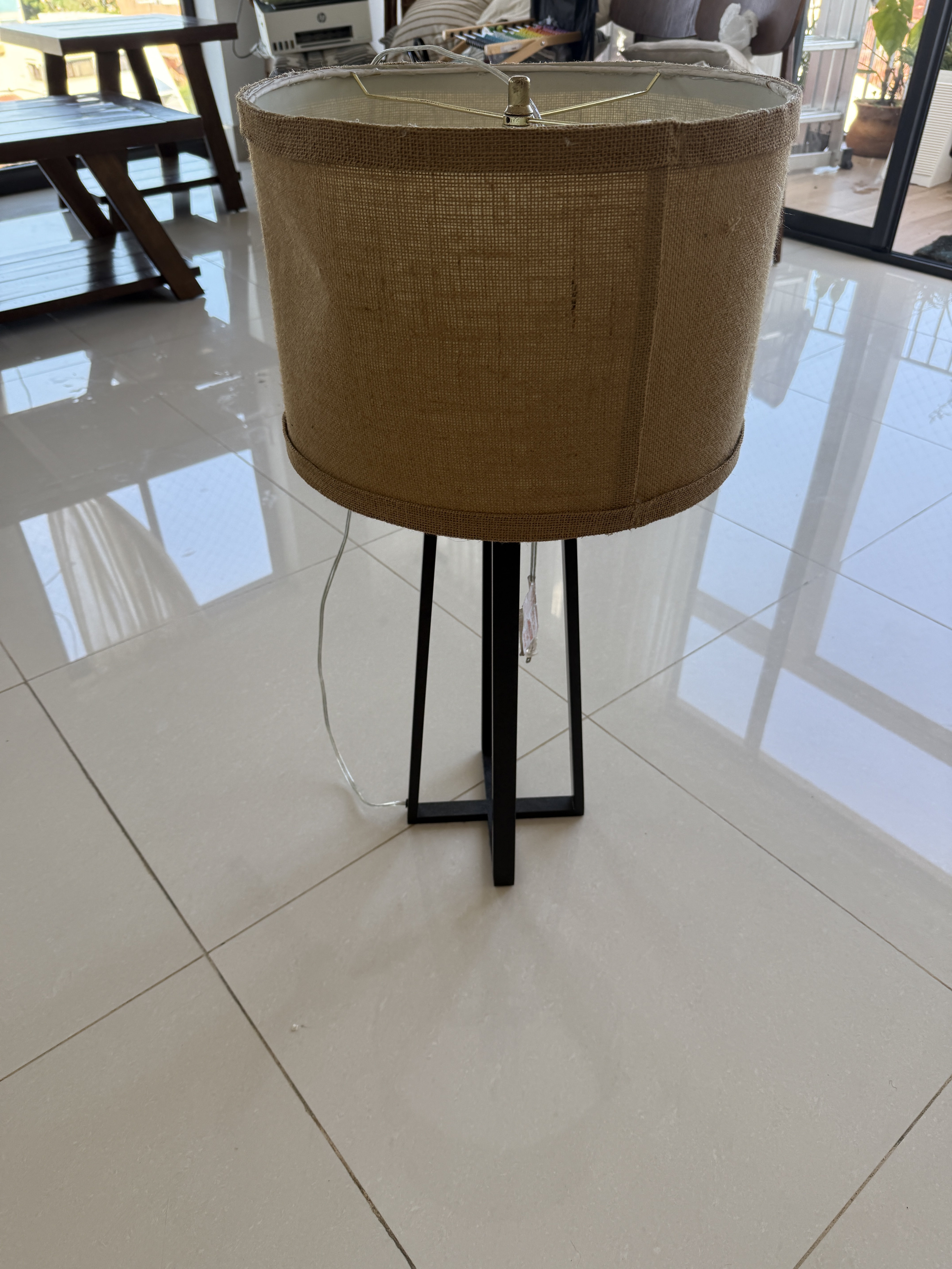decoración y accesorios - SE VENDE LÁMPARA DE MESA CON BASE METÁLICA NEGRA 1