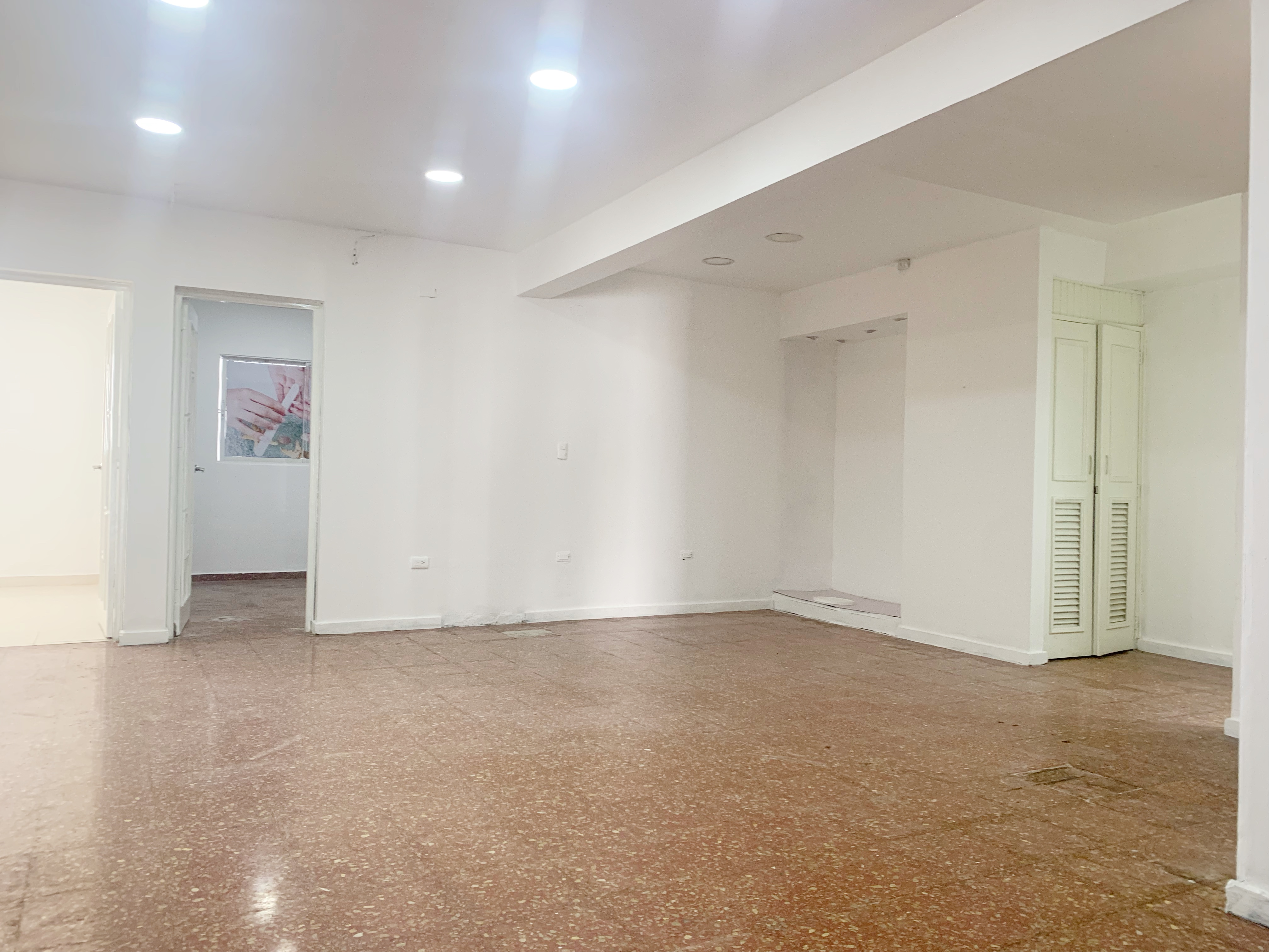 oficinas y locales comerciales - Local céntrico en primer nivel 6