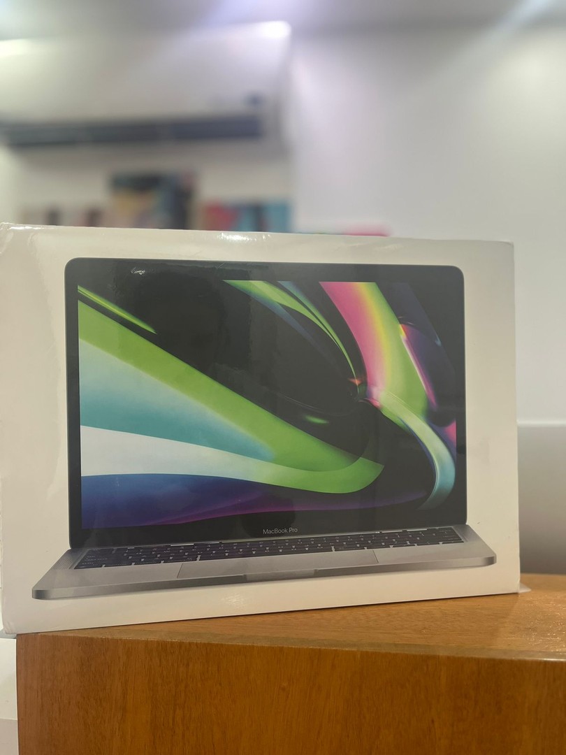 computadoras y laptops - MacBook Pro 2022 Chip M2 256gb SSD/ 8gb RAM 13-inch  0