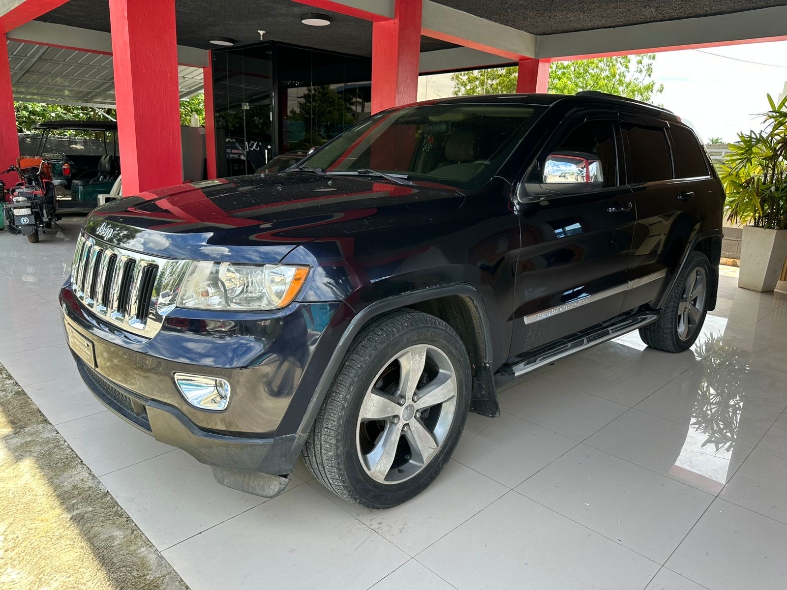 jeepetas y camionetas - JEEP GRAND CHEROKEE LAREDO 2011 1