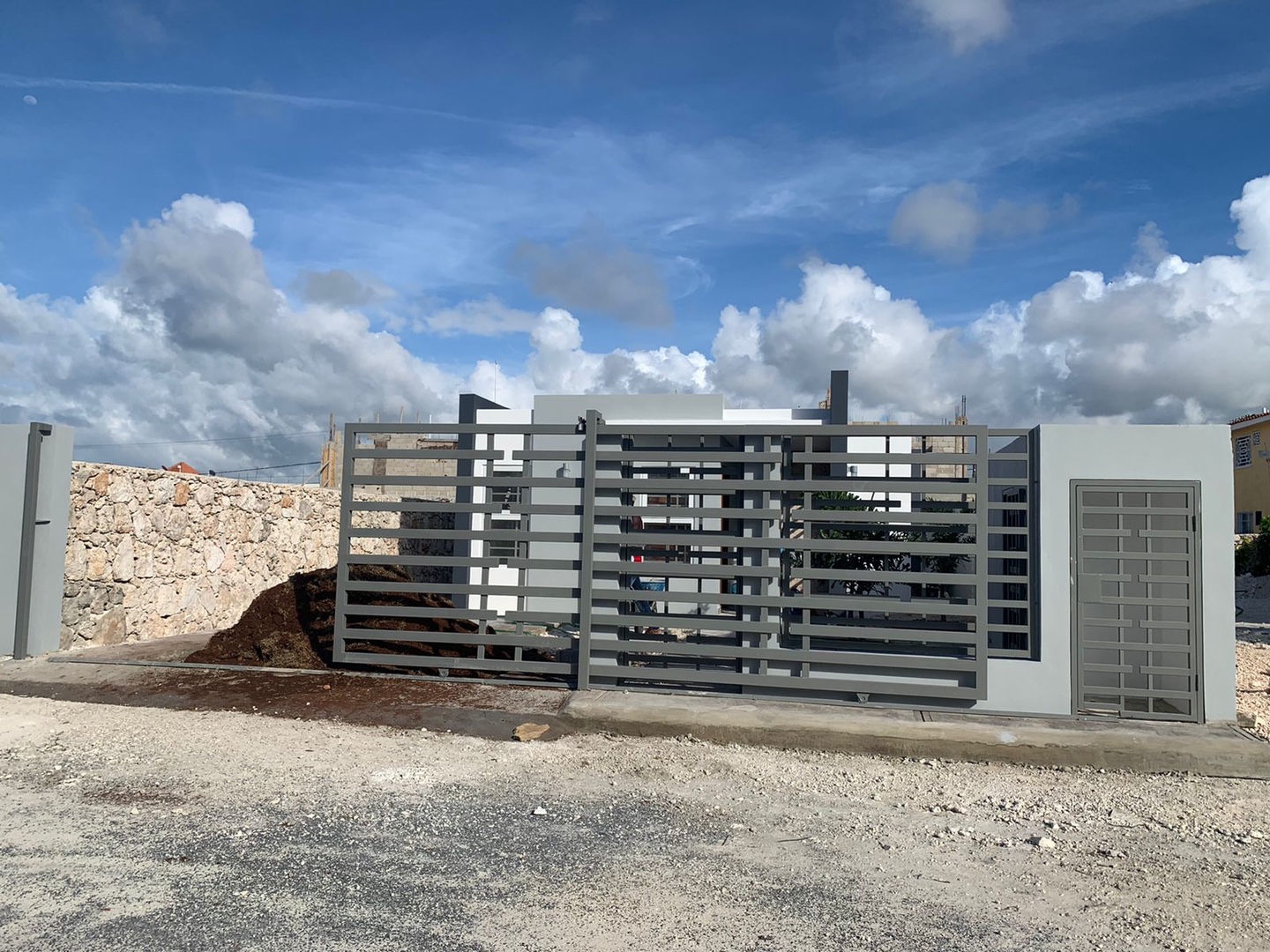 casas - Venta de Villa de un nivel 250mts en punta cana zona turística  0
