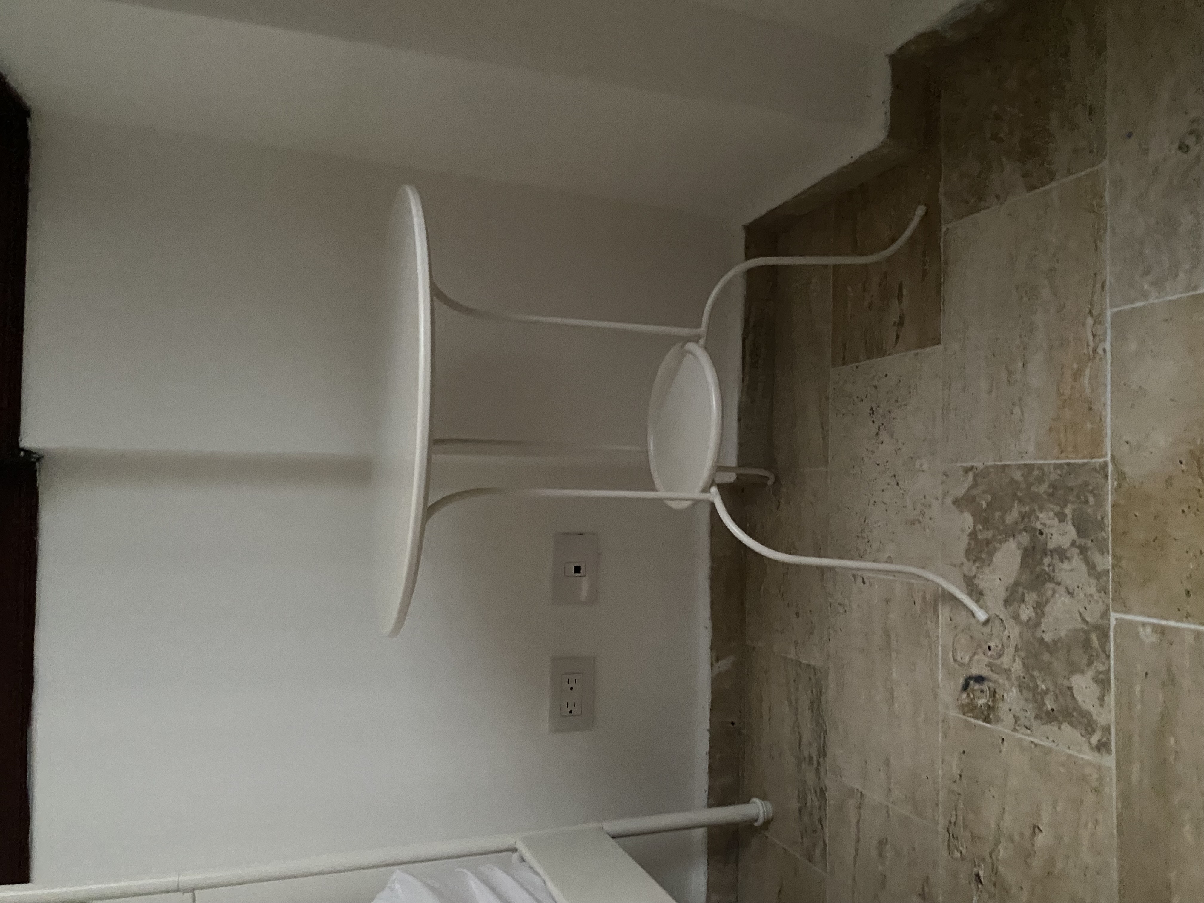 muebles y colchones - Cama queen con sus dos mesitas de noche (no incluye colchón) 1
