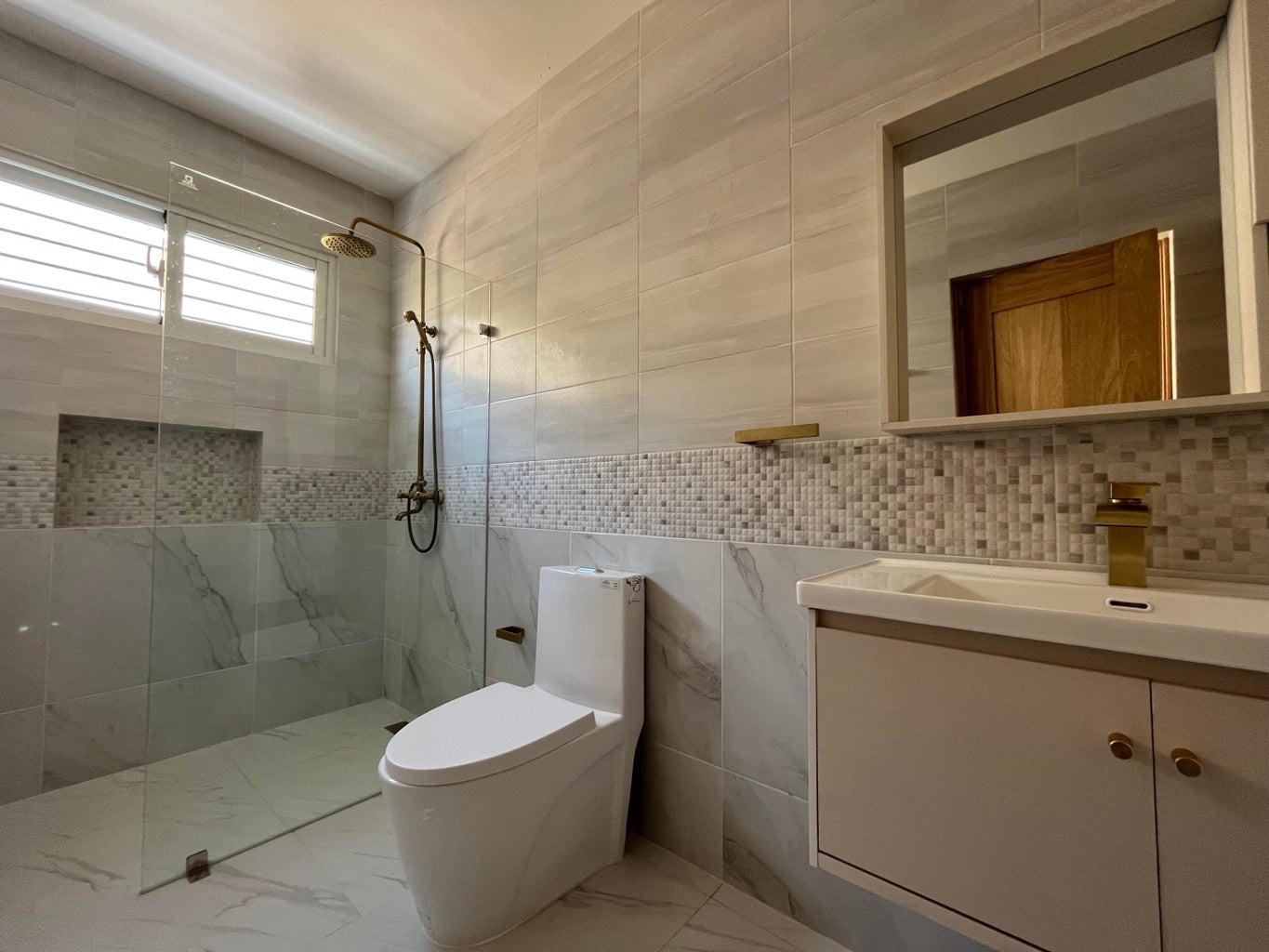 casas - En Alquiler Hermosa Casa Remodelada Con Amplios espacios de Tres Habitaciones. 6
