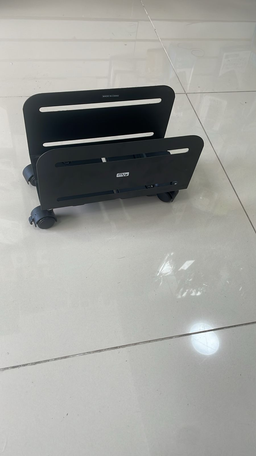 computadoras y laptops - BASE DE METAL CON RUEDA  PARA COMPUTADORA (CPU)  Y PARA  UPS  AJUSTABLE  0