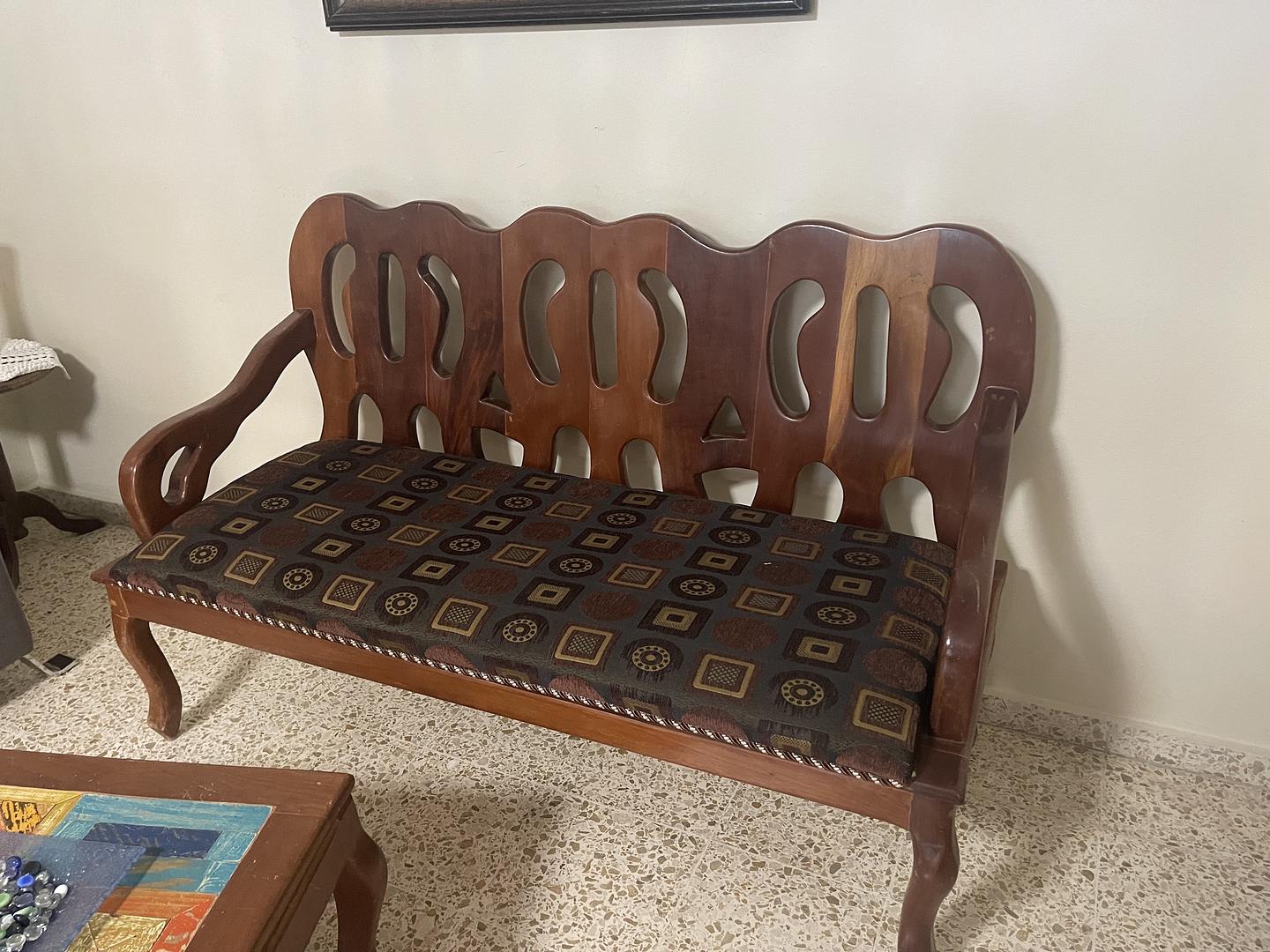 muebles y colchones - Vendo juego de 3 butacas y mesa de centro en caoba. RD$15000 5