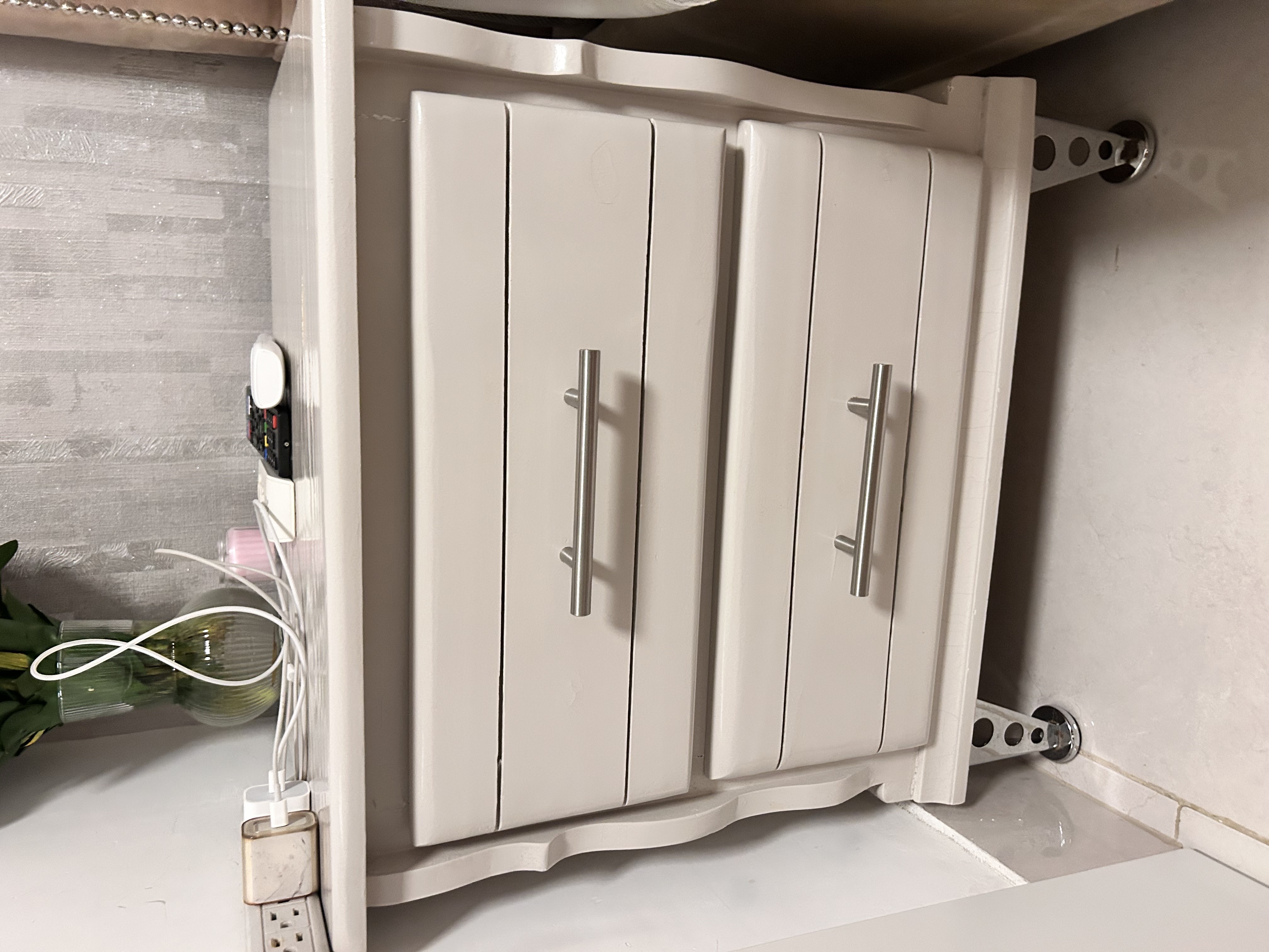 decoración y accesorios - Mesa de noche funcional y delicada  2