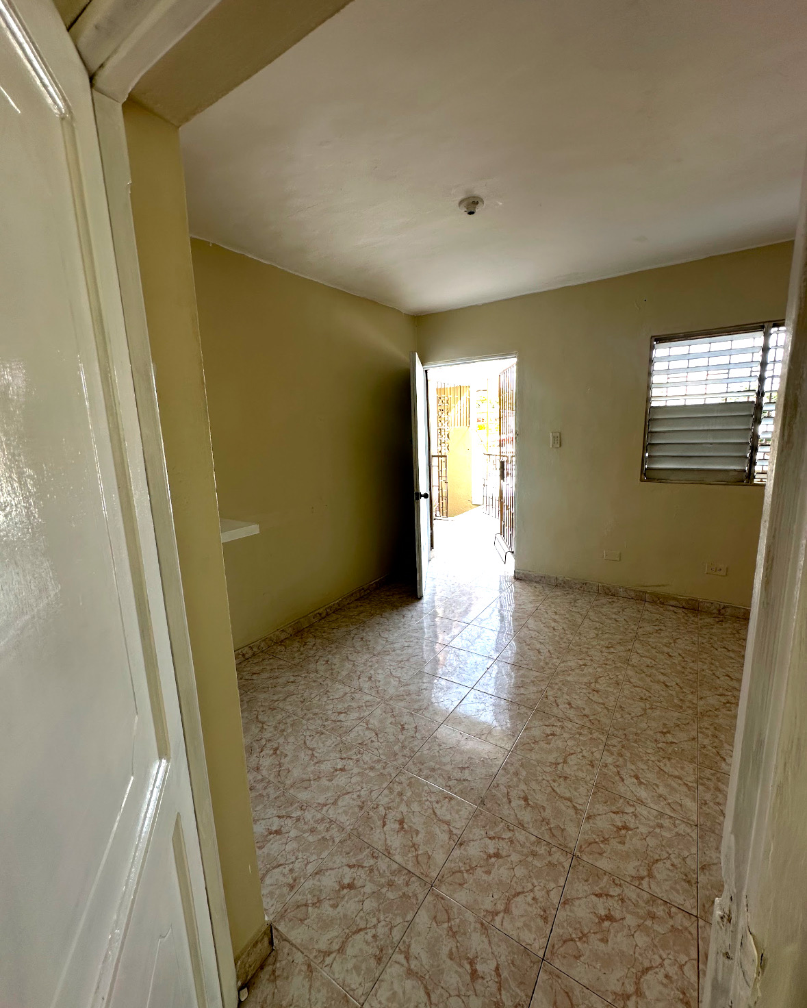 apartamentos - Apto estudio pequeño 3er nivel en Sto. Dgo. Este – Incluye agua y luz 💡  5
