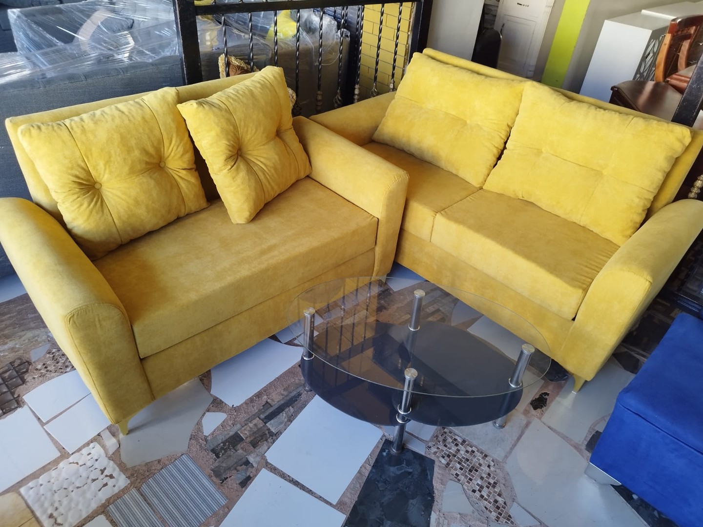 muebles y colchones - sofa john color amarillo mostaza mesa de cristal incluida 0