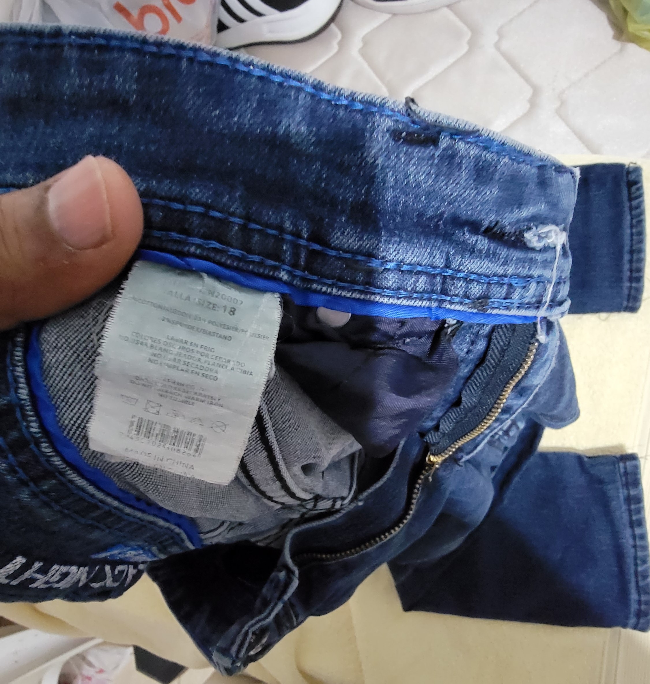 ropa y zapatos - Vendo ropa para niños 10,12,14 polos y pantalones 6