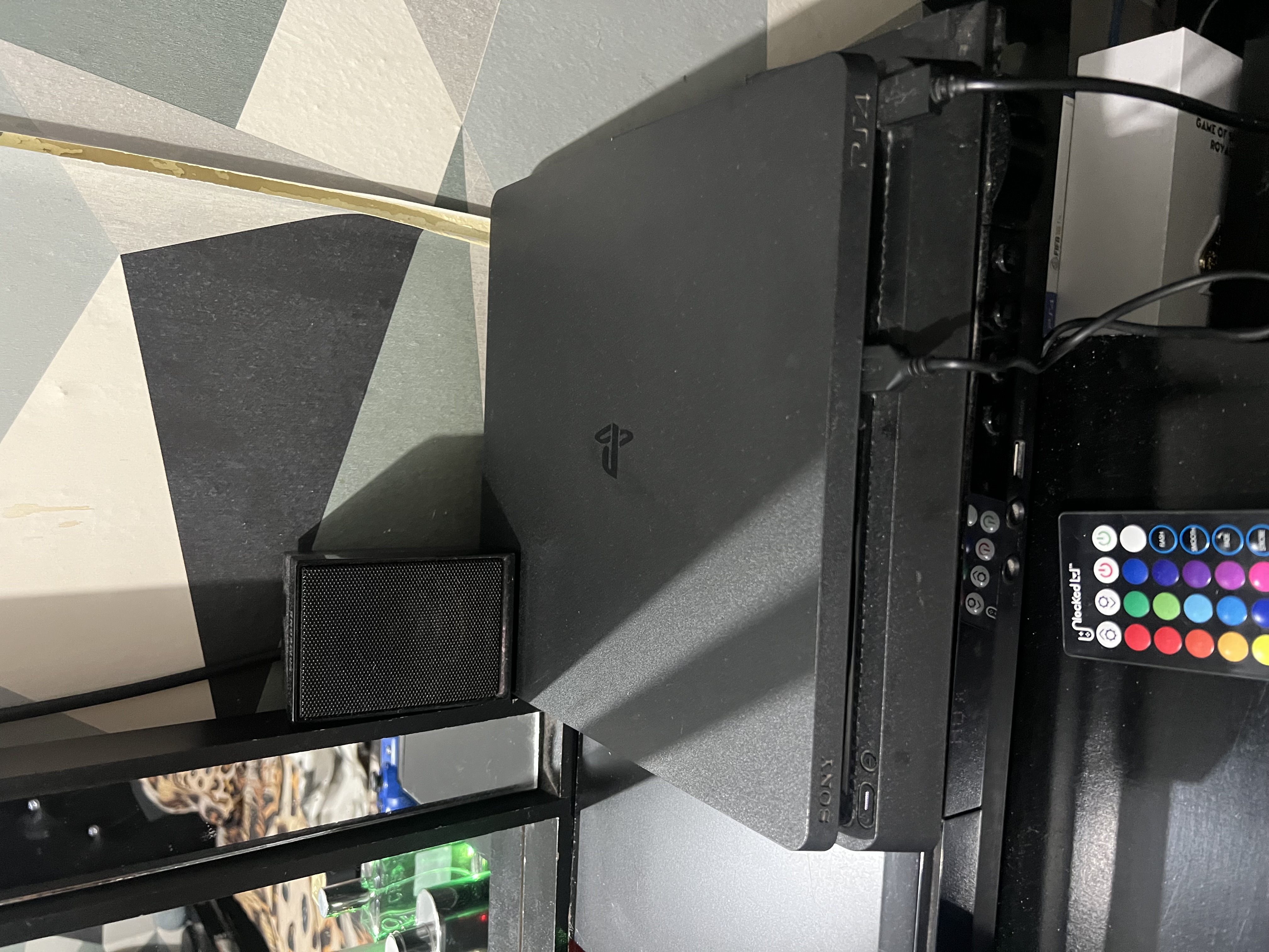 consolas y videojuegos - Vendo play 4 Slim en buenas condiciones , y cinta 2