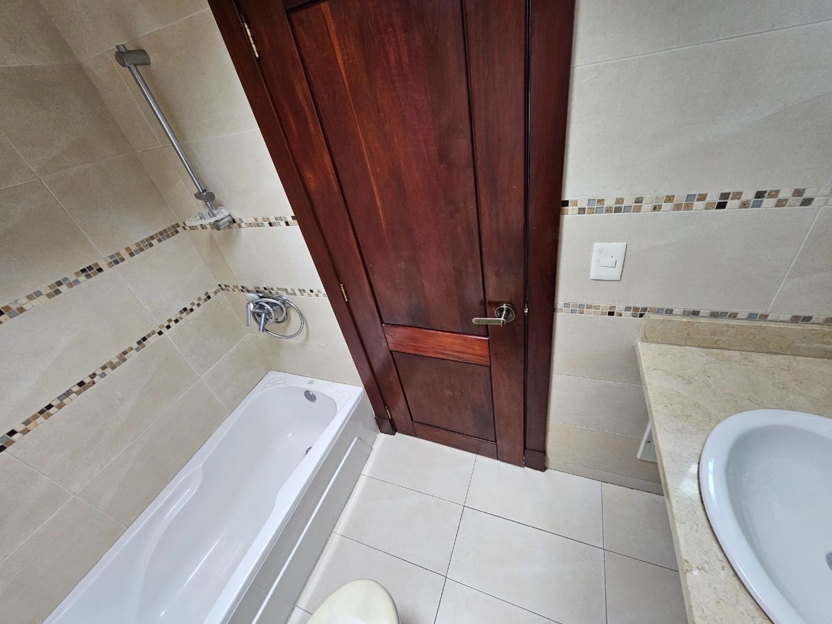 apartamentos - Se vende y se alquila  apartamento en el Naco 
 6