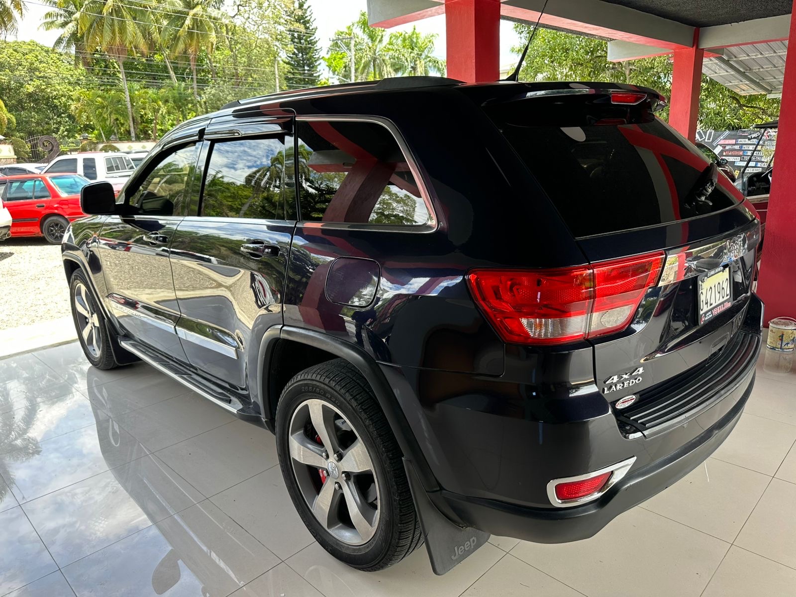 jeepetas y camionetas - JEEP GRAND CHEROKEE LAREDO 2011 2