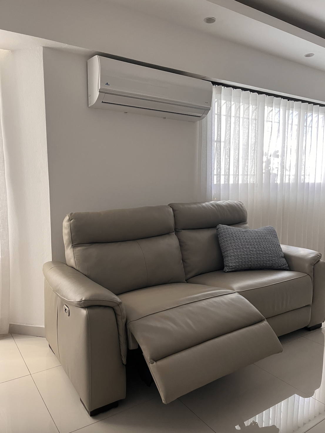 muebles y colchones - Mueble reclinable en piel  1