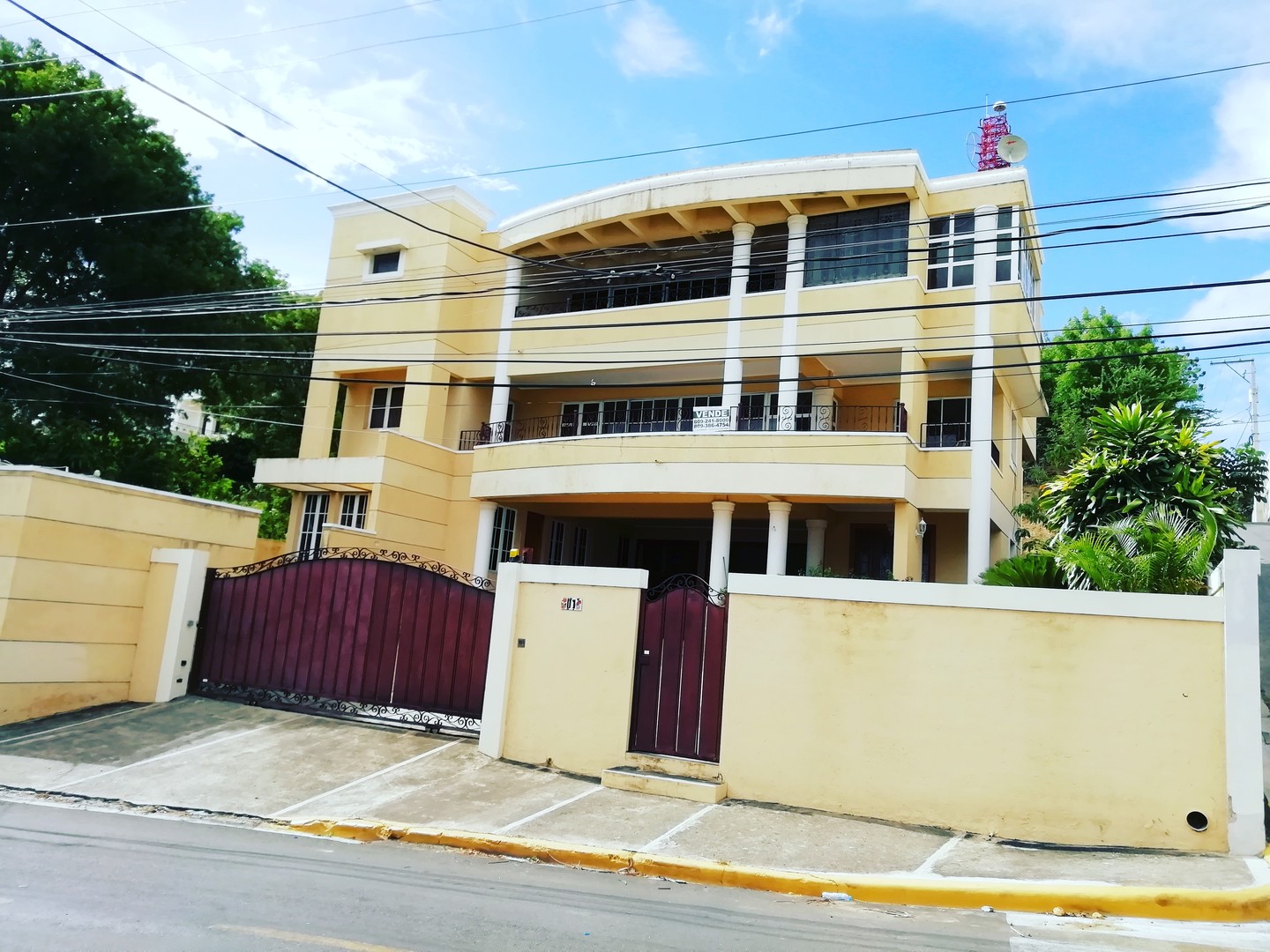 casas - Casa de 3 niveles en Cerro Alto 0