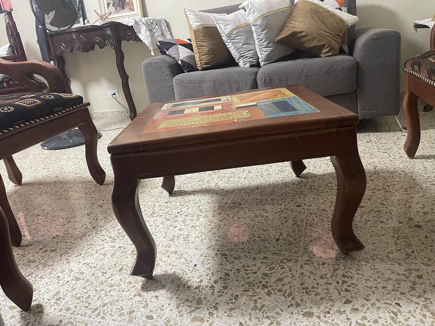 muebles y colchones - Vendo juego de 3 butacas y mesa de centro en caoba. RD$15000 6