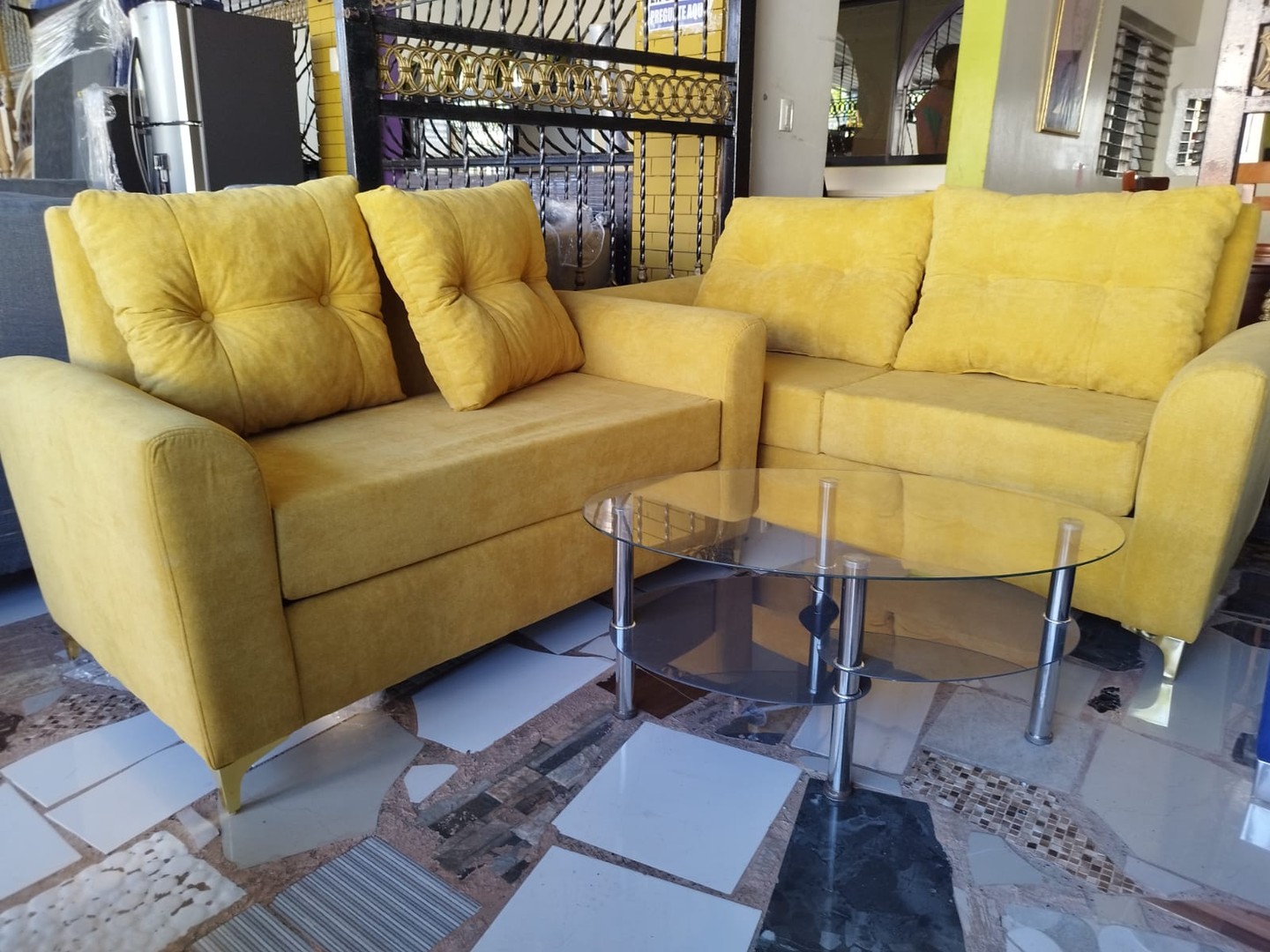 muebles y colchones - sofa john color amarillo mostaza mesa de cristal incluida 1