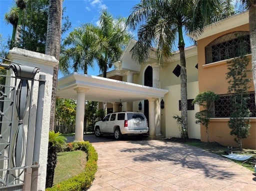 casas - Venta de espectacular casa con piscina en Arroyo Hondo Distrito Nacional 1200mts 2