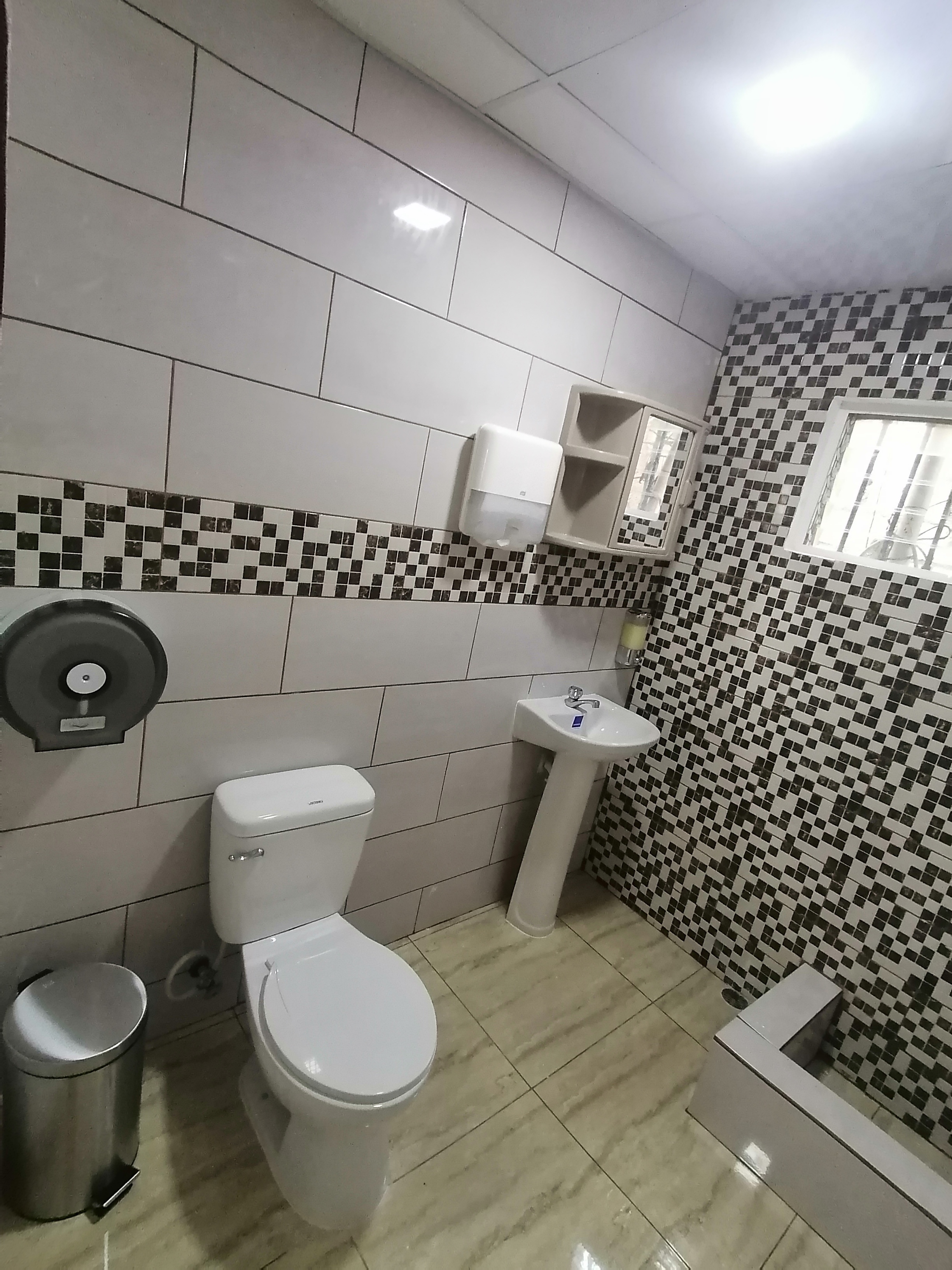 casas - Propiedad en venta con 2 Viviendas Local comercial 6