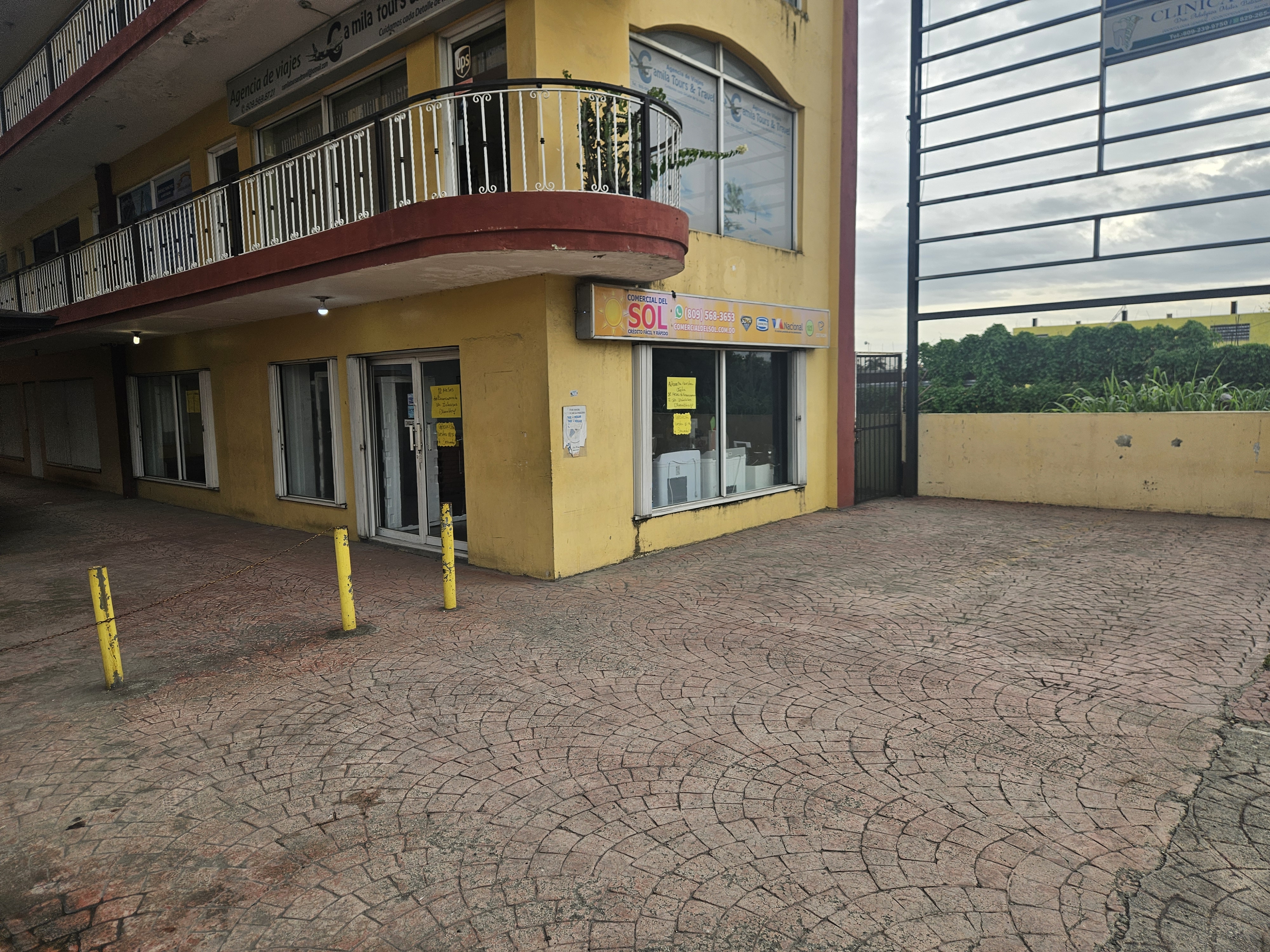 oficinas y locales comerciales - Local comercial en la misma Ave. Jacobo Majluta 0
