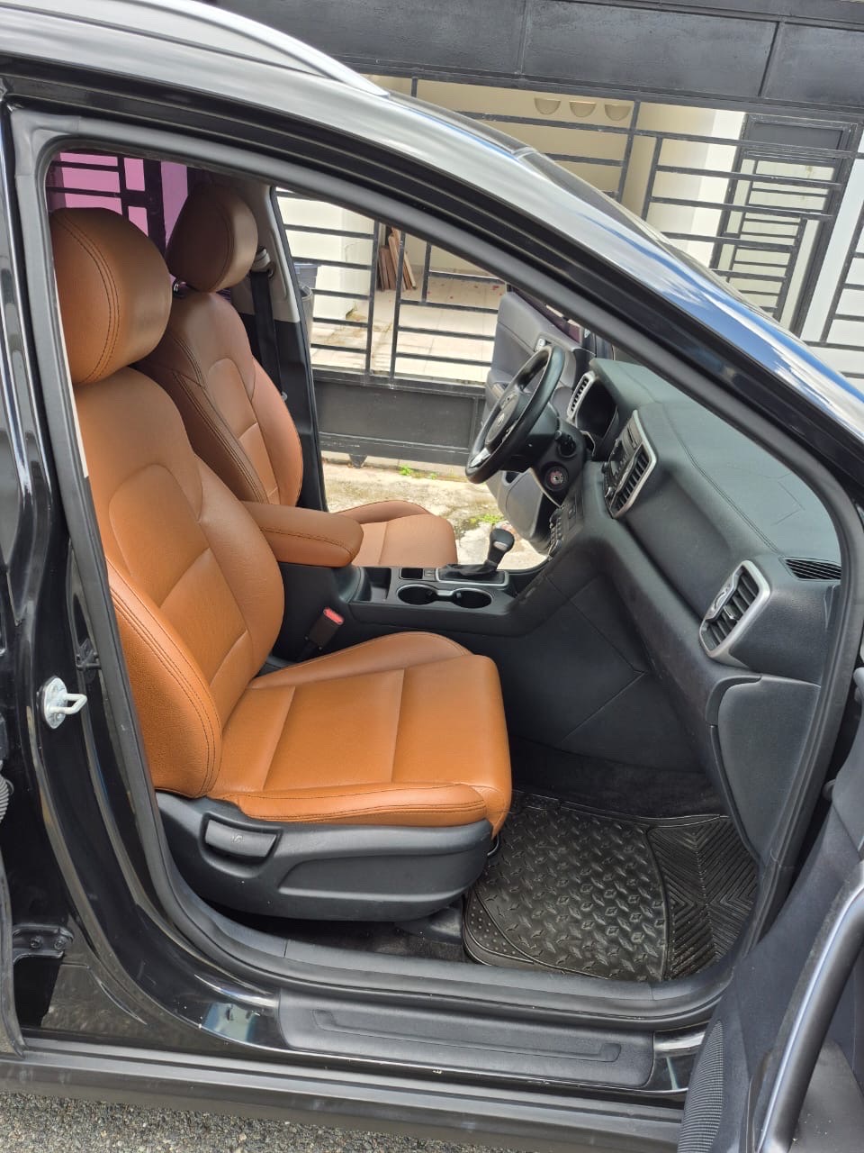 jeepetas y camionetas - Kia Sportage 2017 Negra. 950 mil negociable 8
