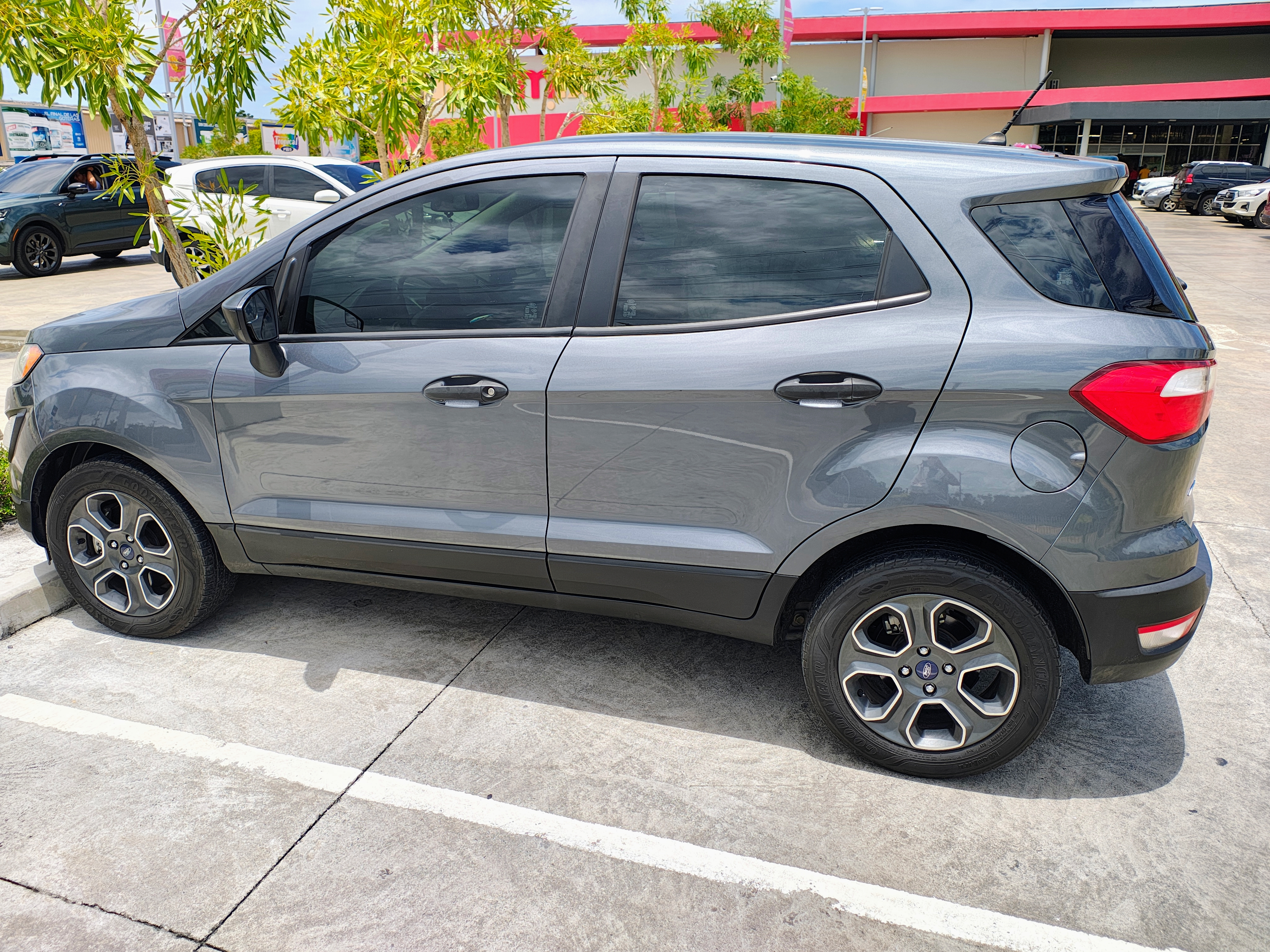 jeepetas y camionetas - Es un carro importado. Unico dueno en El Pais.  3