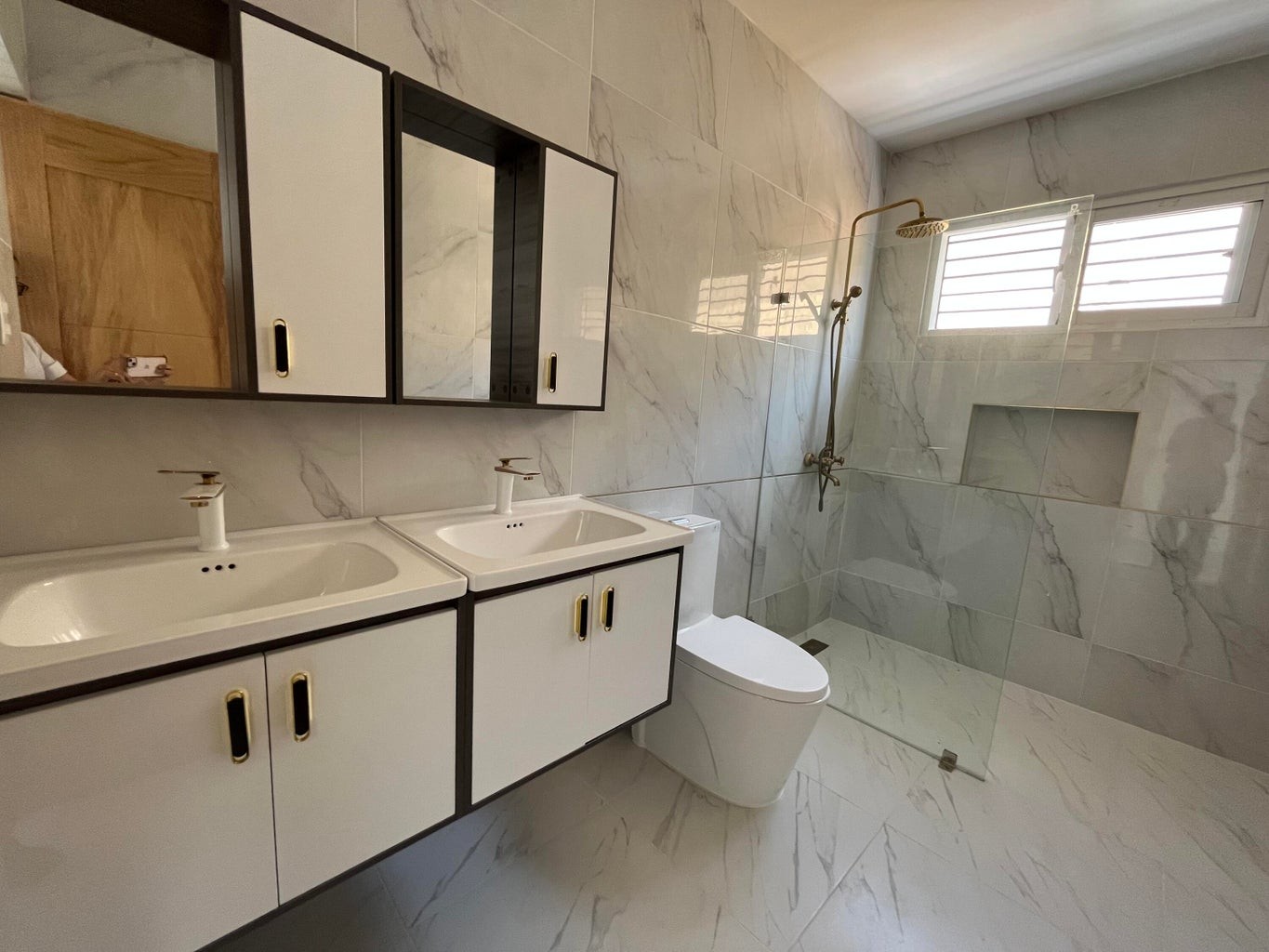 casas - En Alquiler Hermosa Casa Remodelada Con Amplios espacios de Tres Habitaciones. 8