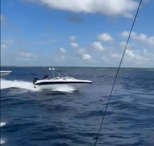 botes - RECIEN RENOVADO COMO NUEVO - Bote Estate 23'  2