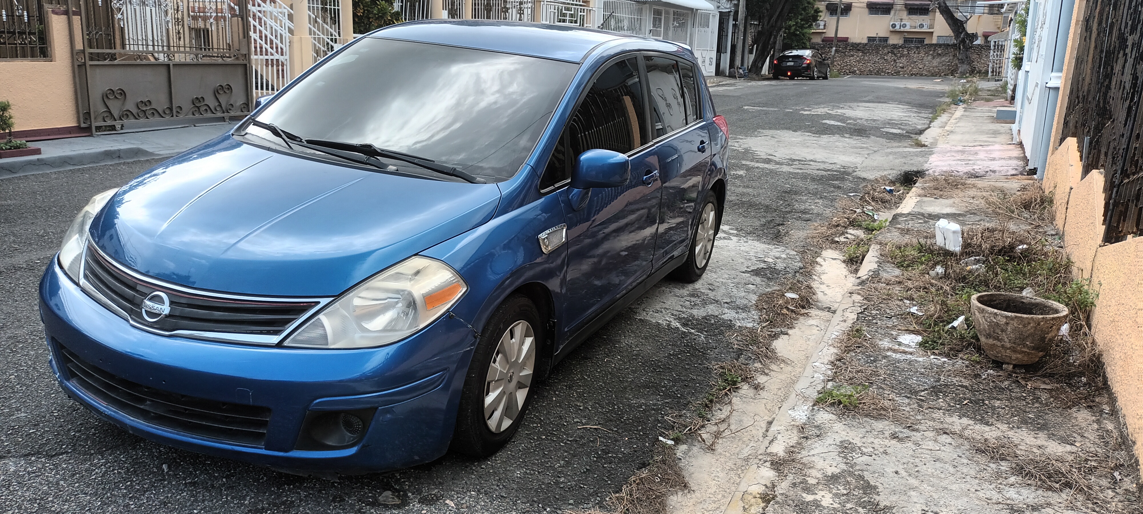 carros - Nissan Versa Americano 2010