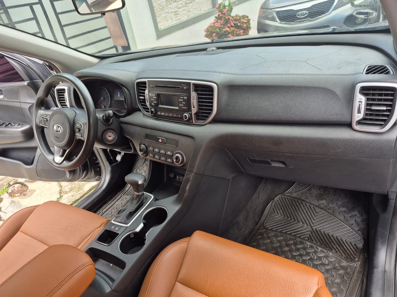 jeepetas y camionetas - Kia Sportage 2017 Negra. 950 mil negociable 9