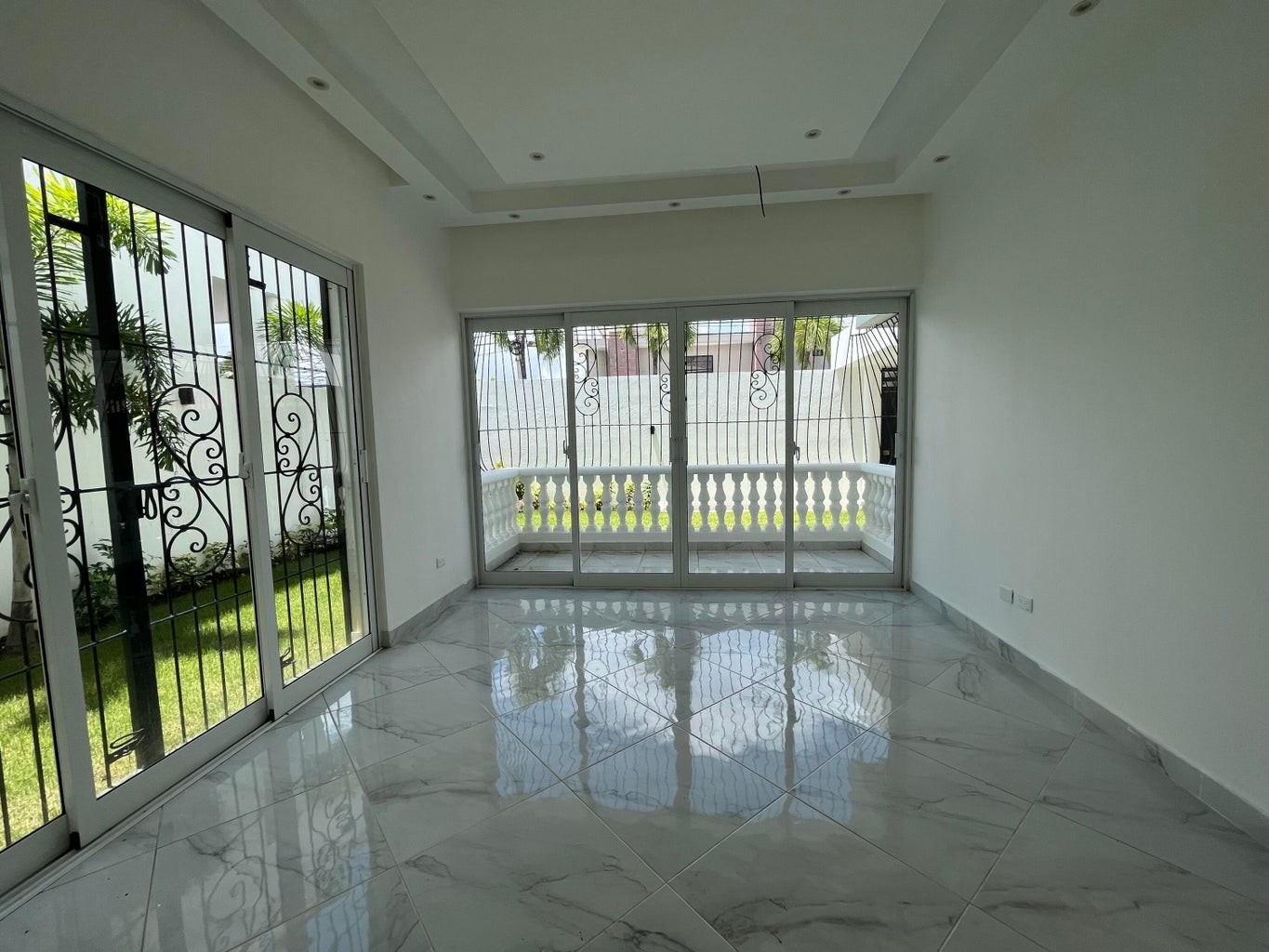 casas - En Alquiler Hermosa Casa Remodelada Con Amplios espacios de Tres Habitaciones. 9