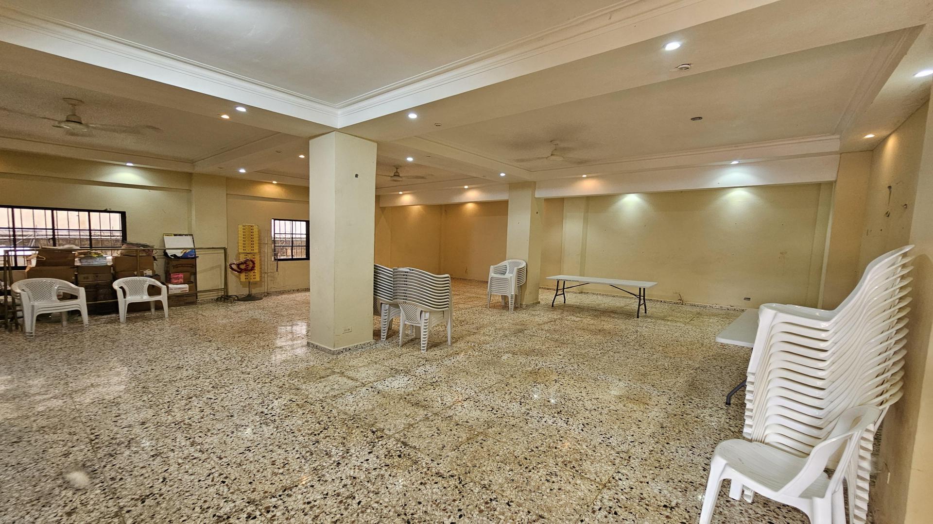 oficinas y locales comerciales - Local en plaza comercial en arroyo Hondo 3