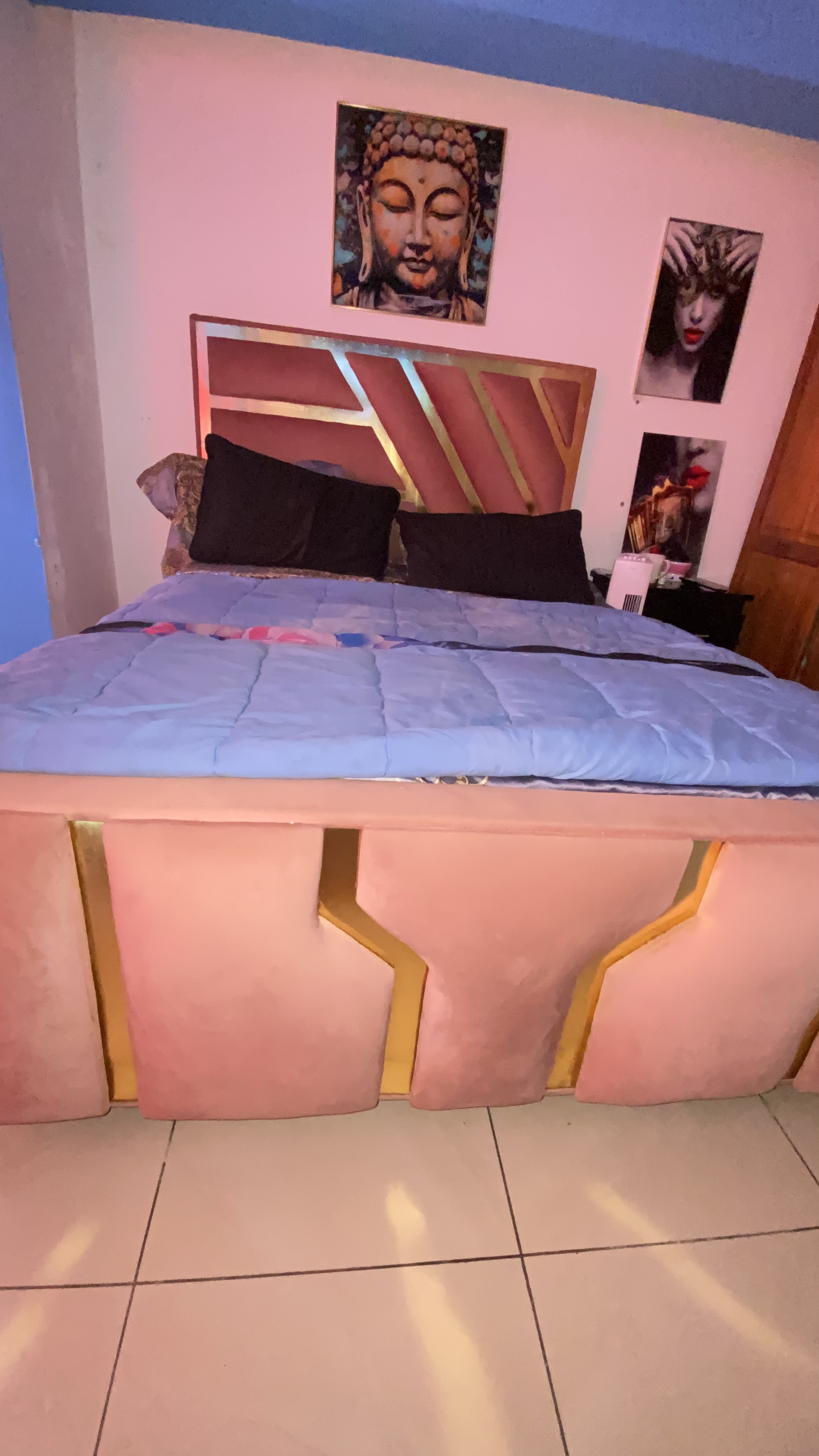 muebles y colchones - Cama Nueva con colchón y Sofa con una mesa cristal 0