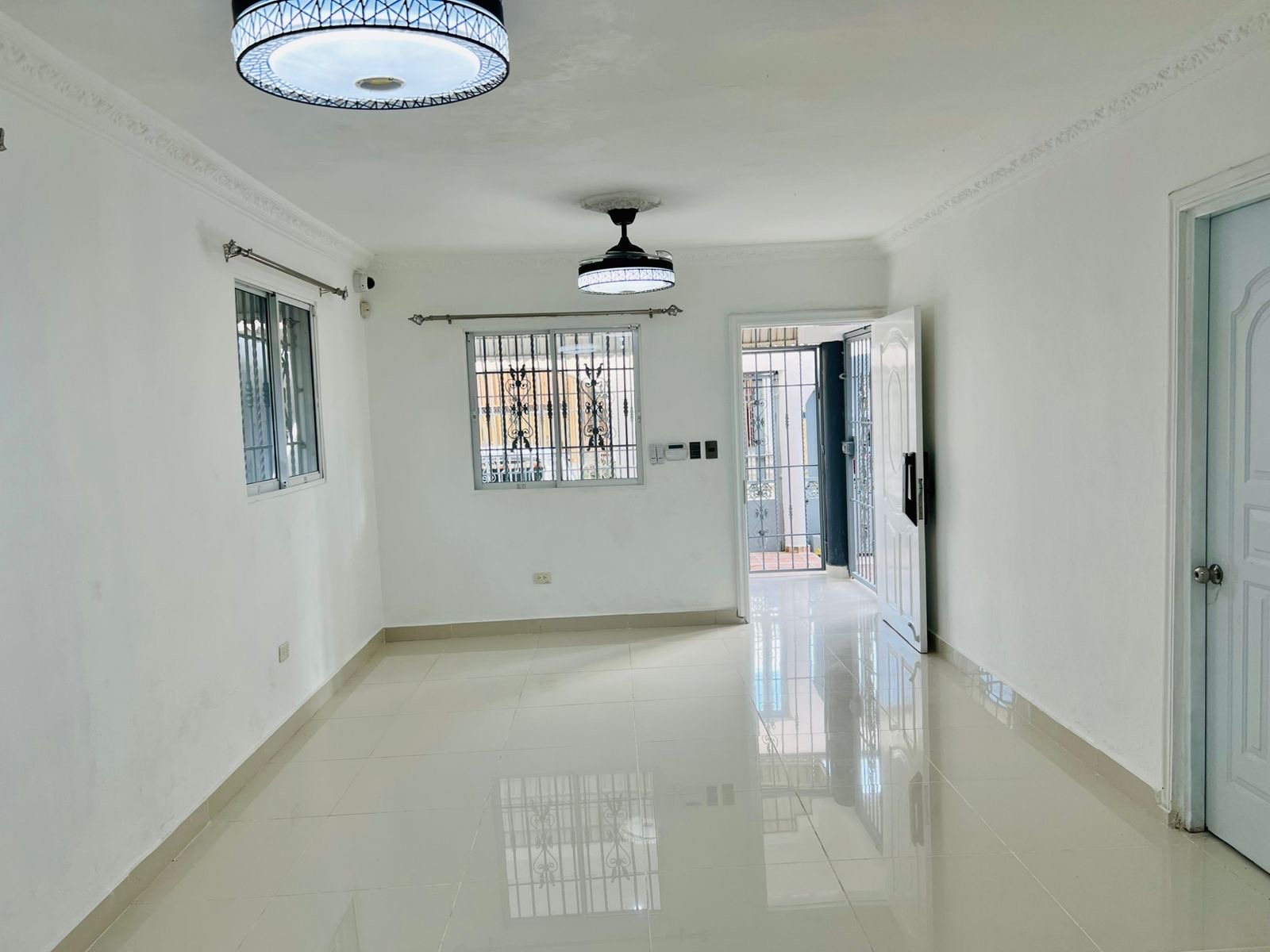 casas - venta de casa en la charles de Gaulle próximo a la sirena Santo Domingo este  6