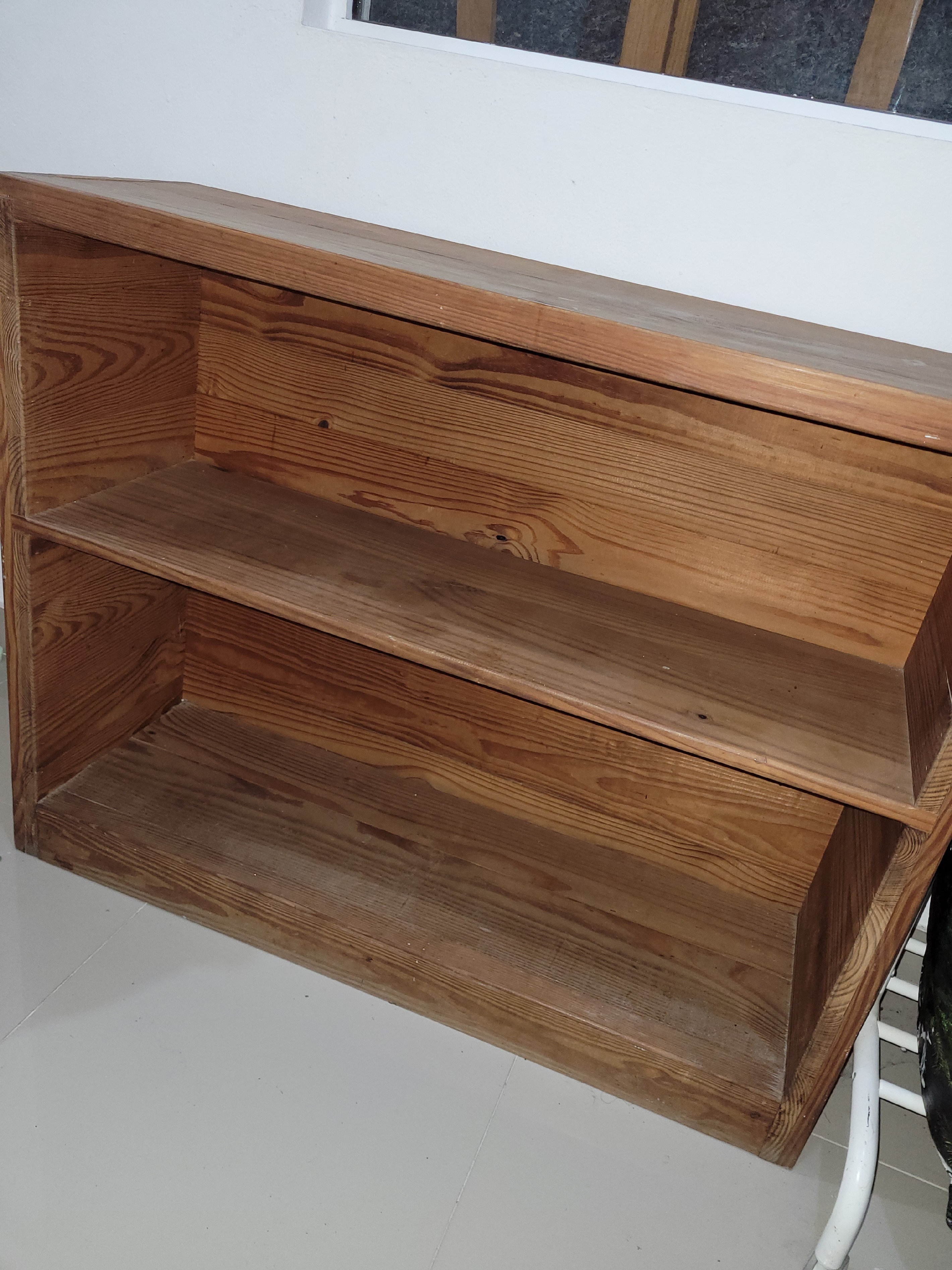 decoración y accesorios - Se vende estante en madera de cedro
