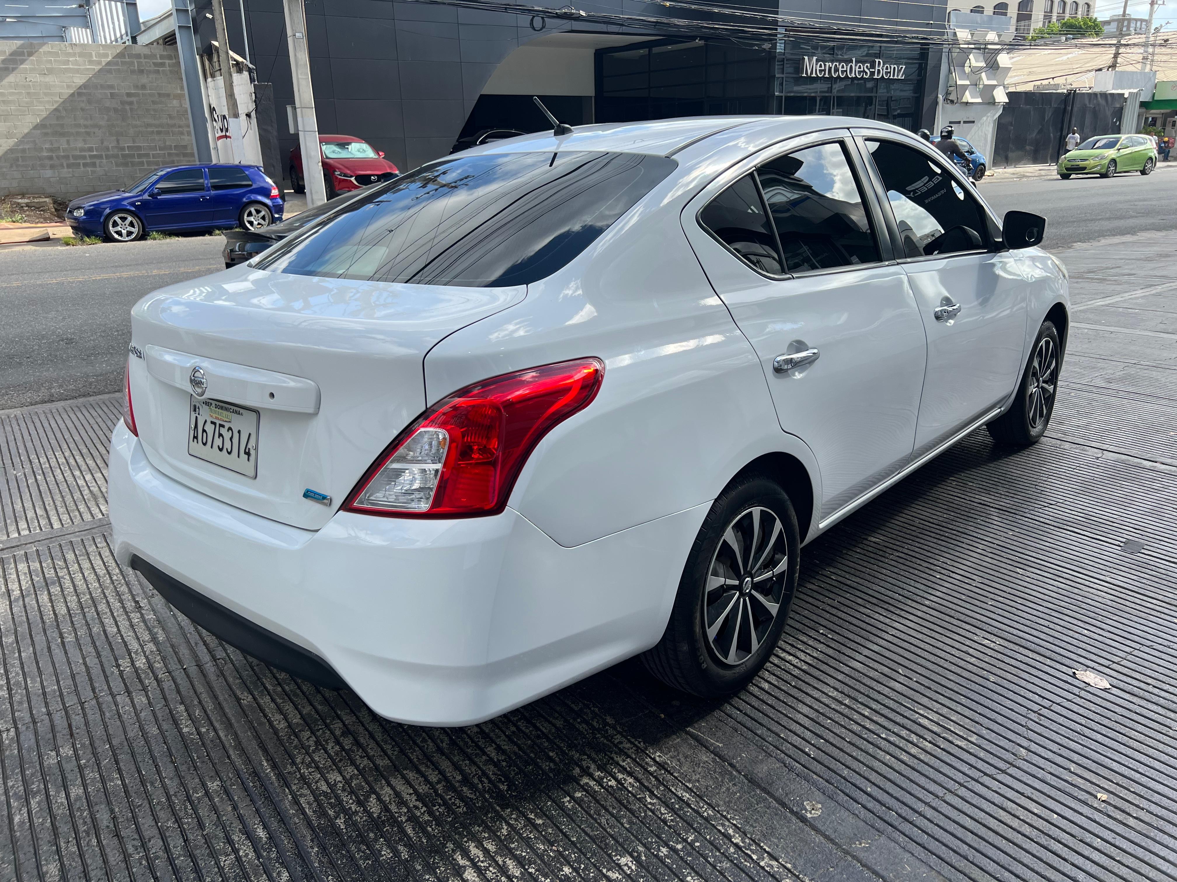 carros - Nissan versa  3