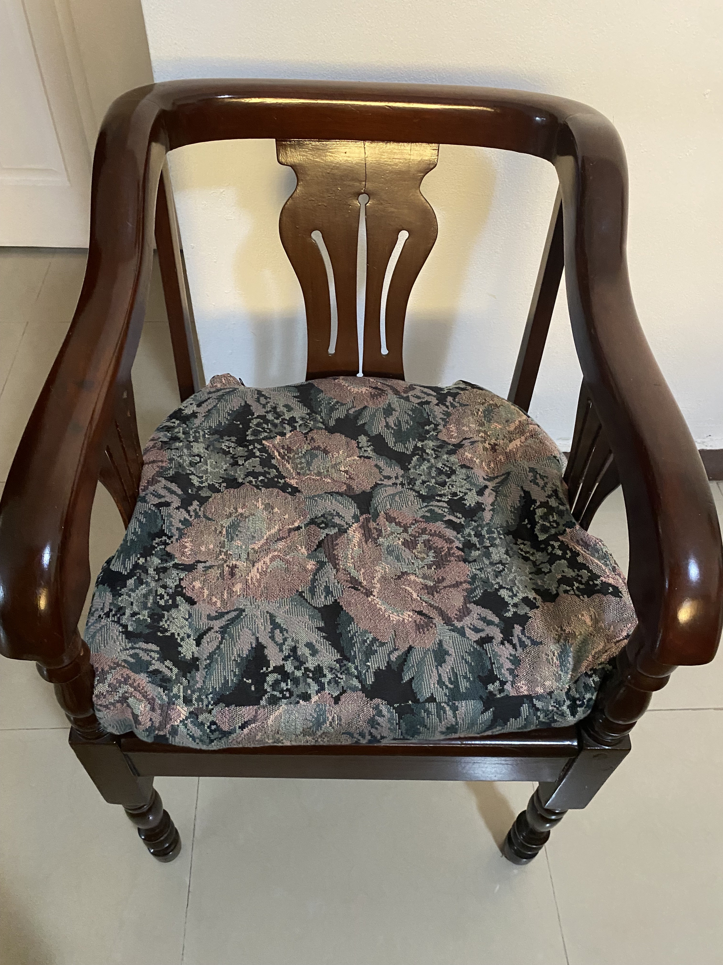 muebles y colchones - Silla de Caoba Centenaria Comodisima en excelentes condiciones 0