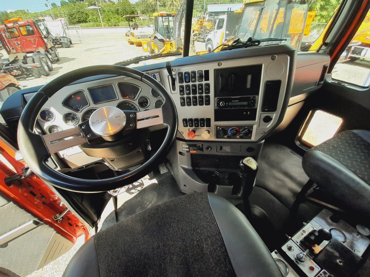 camiones y vehiculos pesados - MACK GRANITE AÑO 2013  4