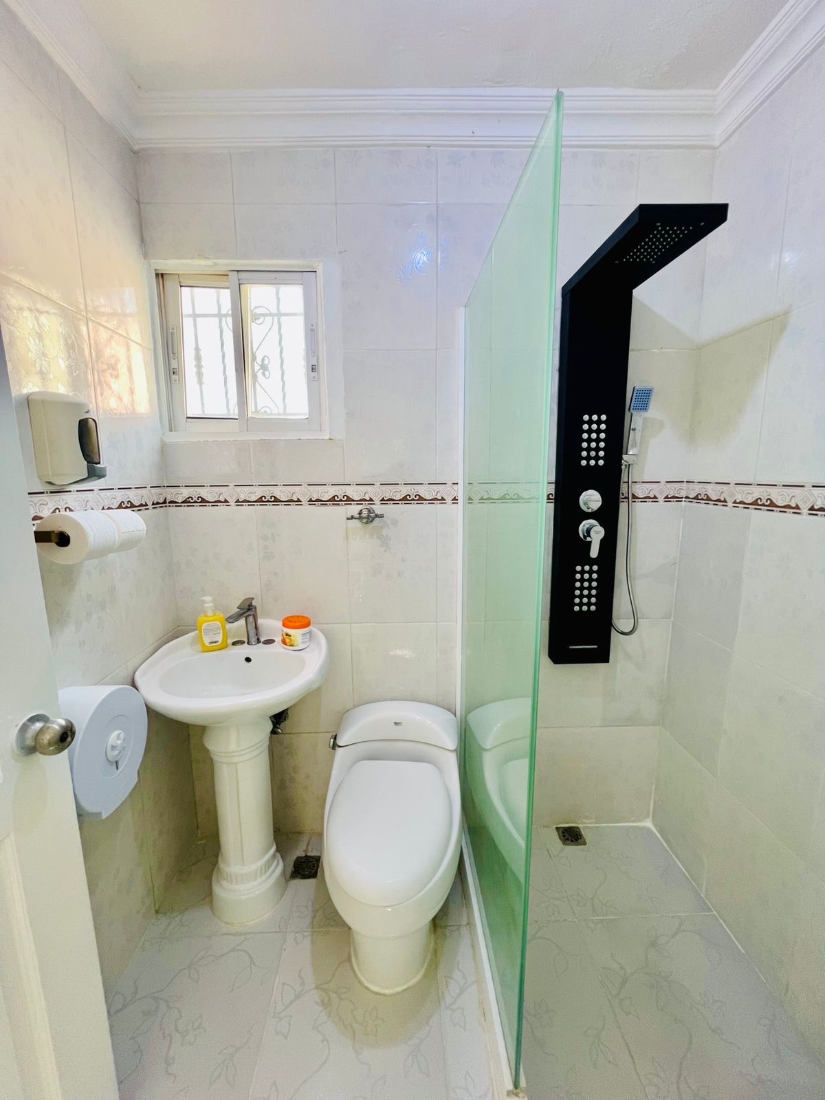 casas - venta de casa en la charles de Gaulle próximo a la sirena Santo Domingo este  7