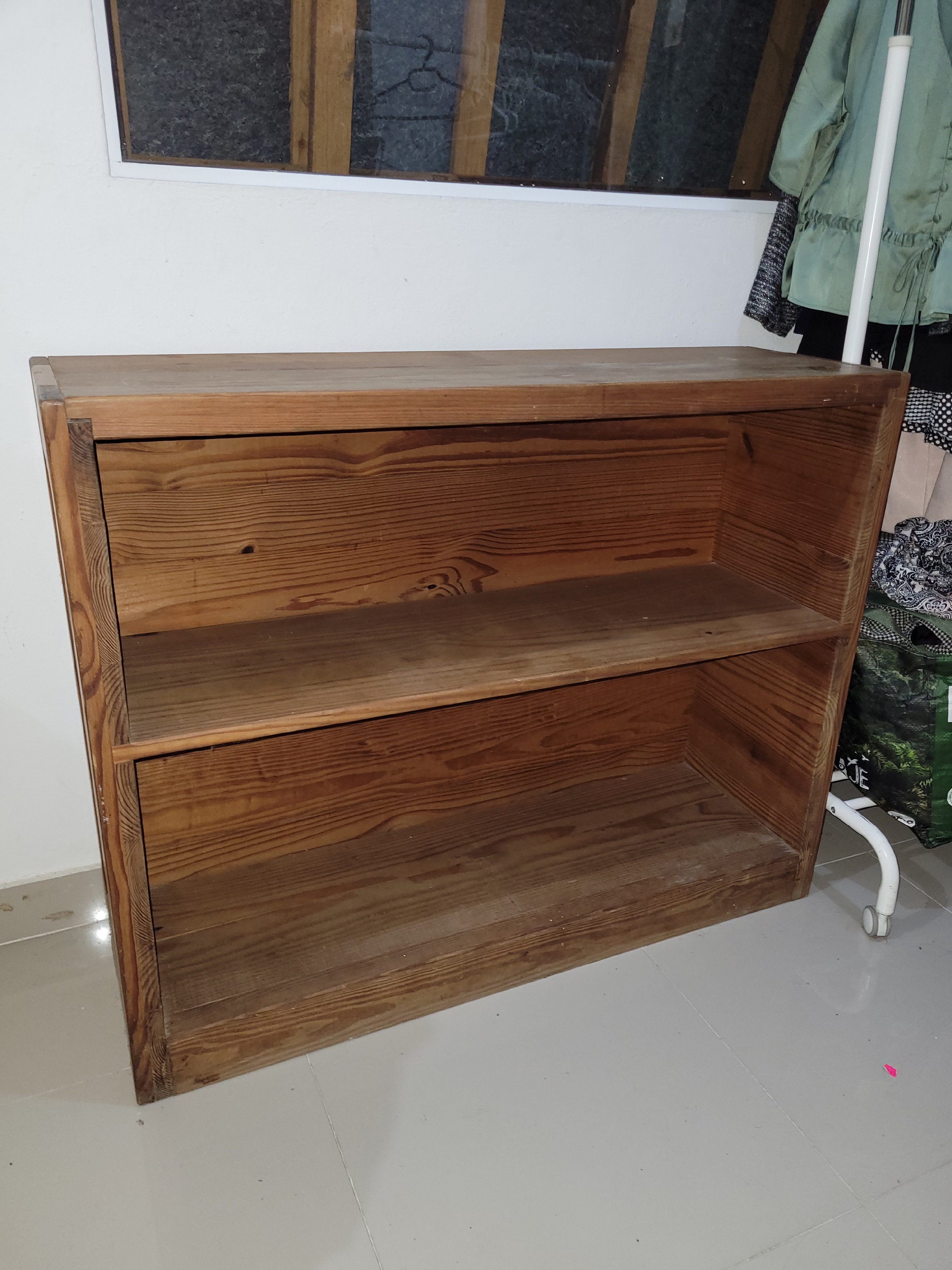 decoración y accesorios - Se vende estante en madera de cedro 1