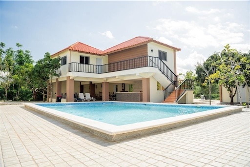 solares y terrenos - Venta de terrenos en proyecto vacacional con piscina y  lago Santo Domingo