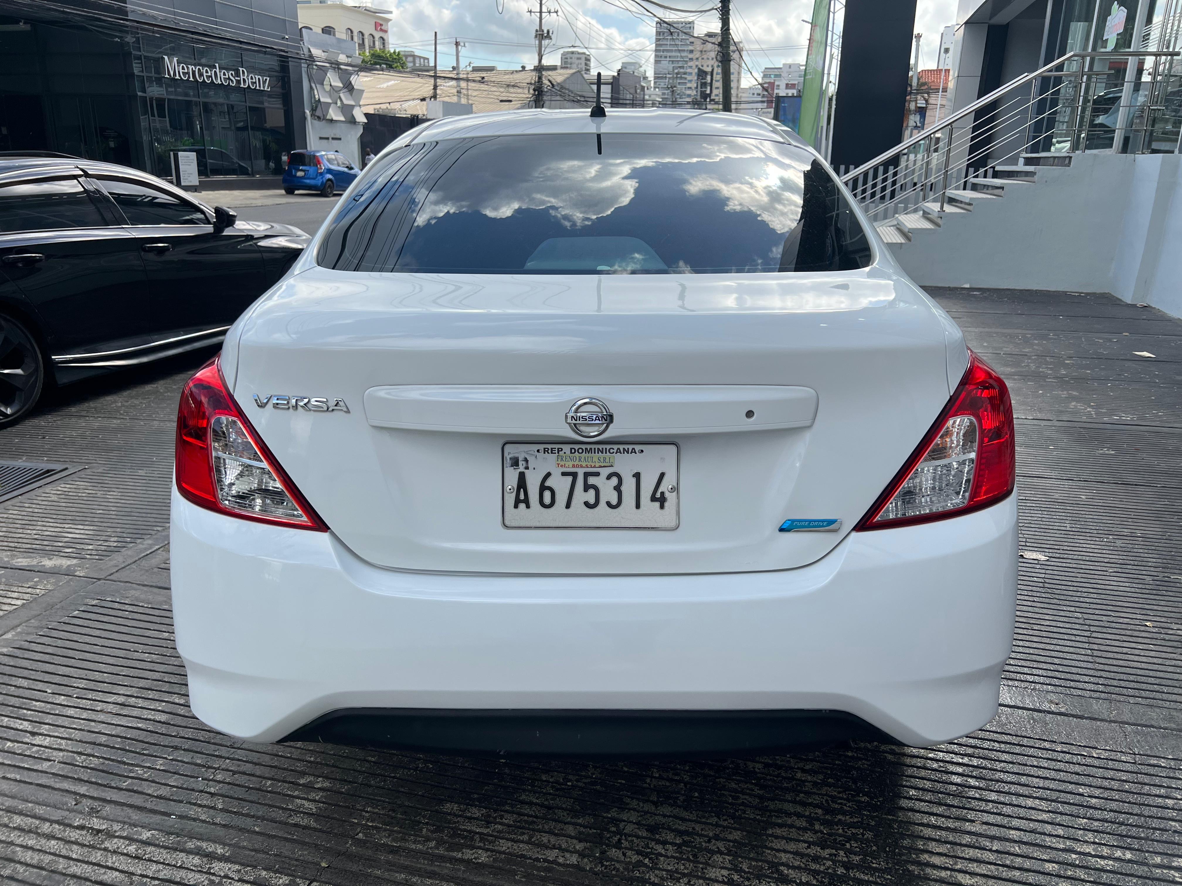 carros - Nissan versa  4