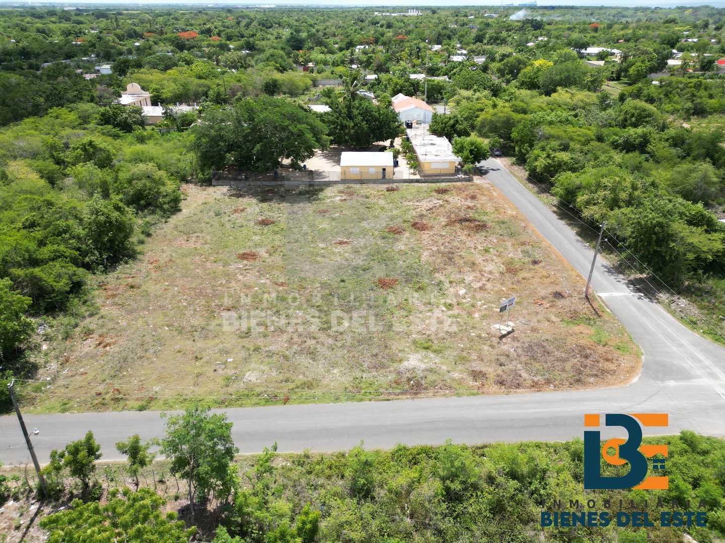 solares y terrenos - SE VENDE SOLAR de esquina  con 3,000 Metros en Ubicado  H-3 JUAN DOLIO  7