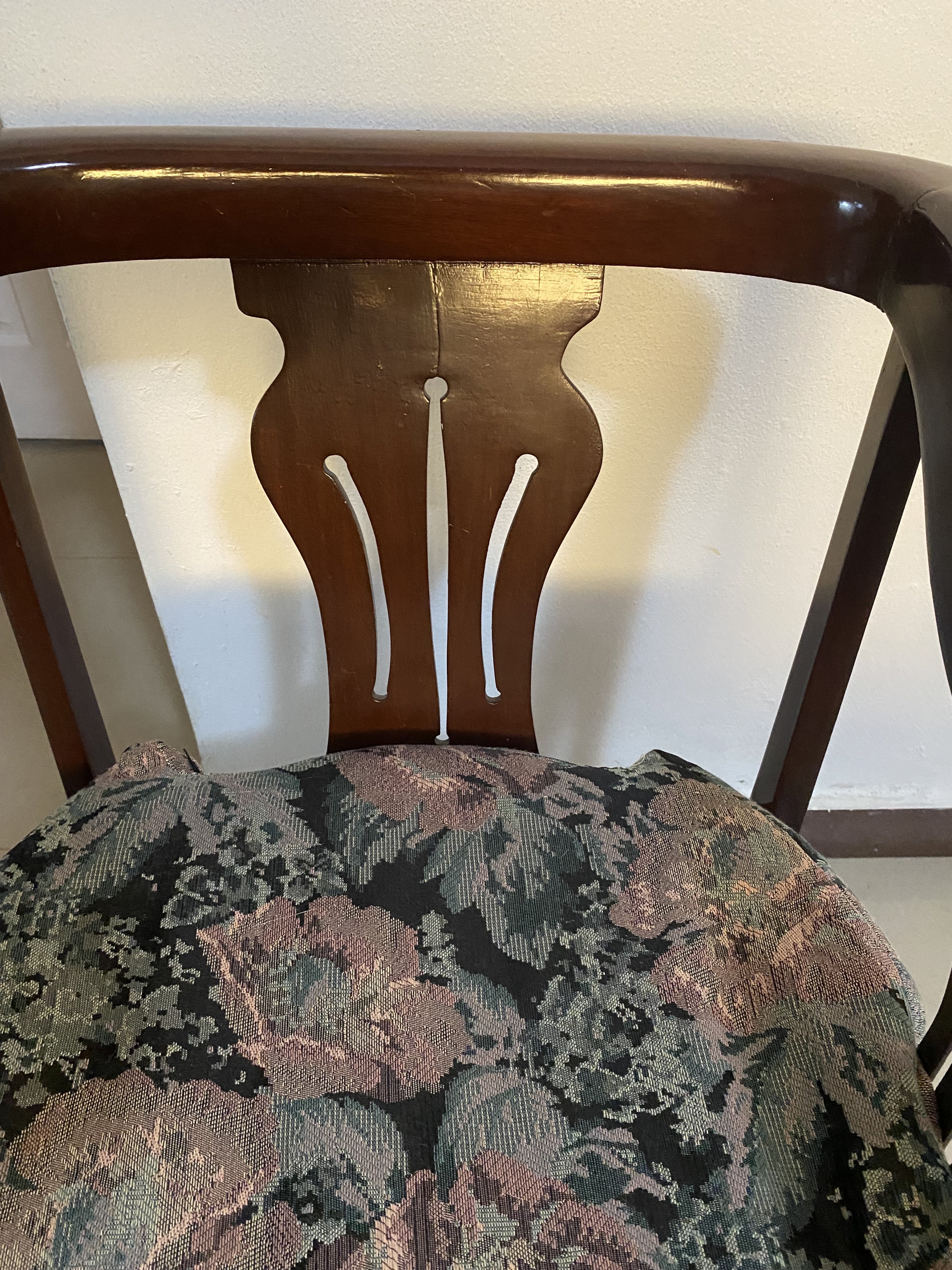 muebles y colchones - Silla de Caoba Centenaria Comodisima en excelentes condiciones 1