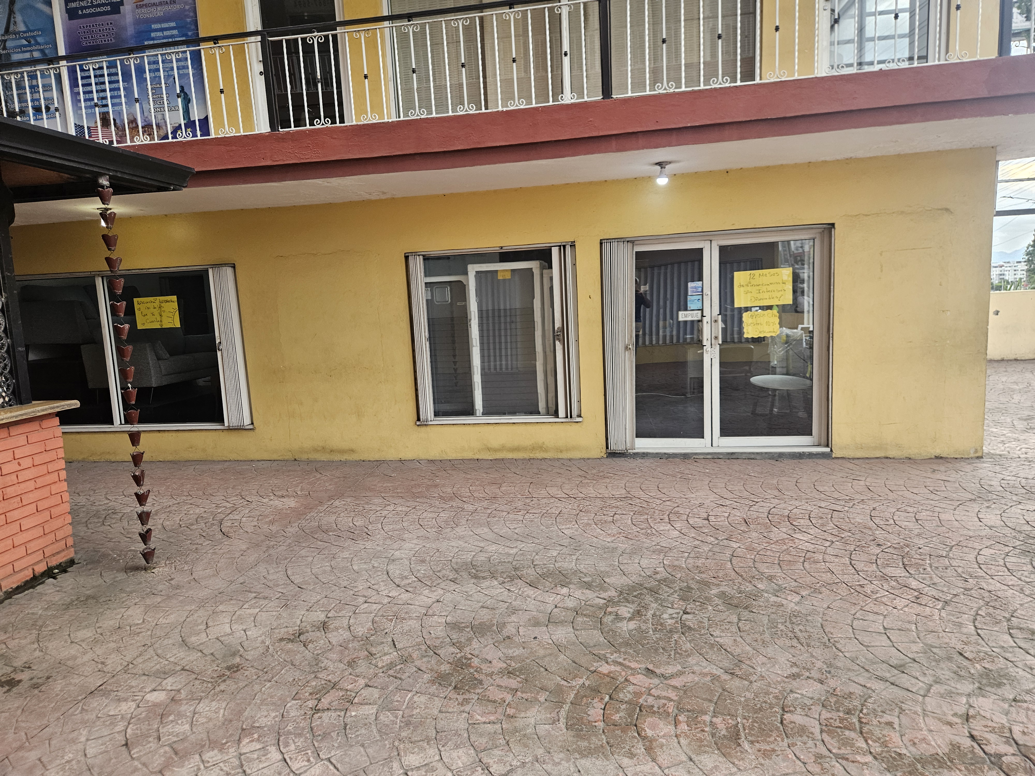 oficinas y locales comerciales - Local comercial en la misma Ave. Jacobo Majluta 2