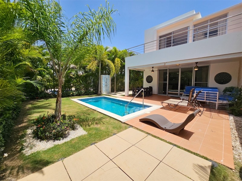 casas vacacionales y villas - Venta de Villa totalmente amueblada en Playa Nueva Romana, 324.99 Ms2 solar 0